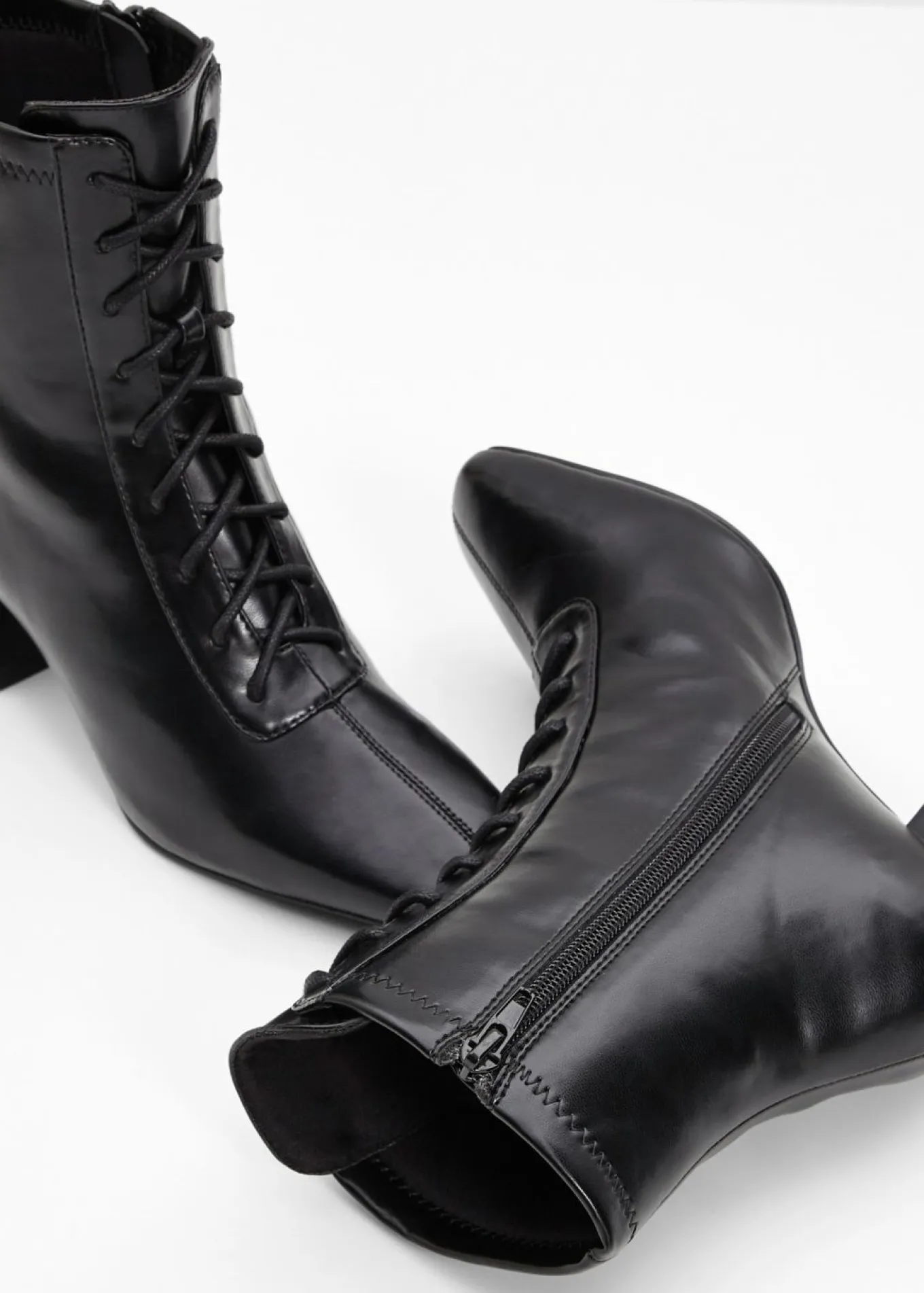 Botines con cordones y tacón ancho