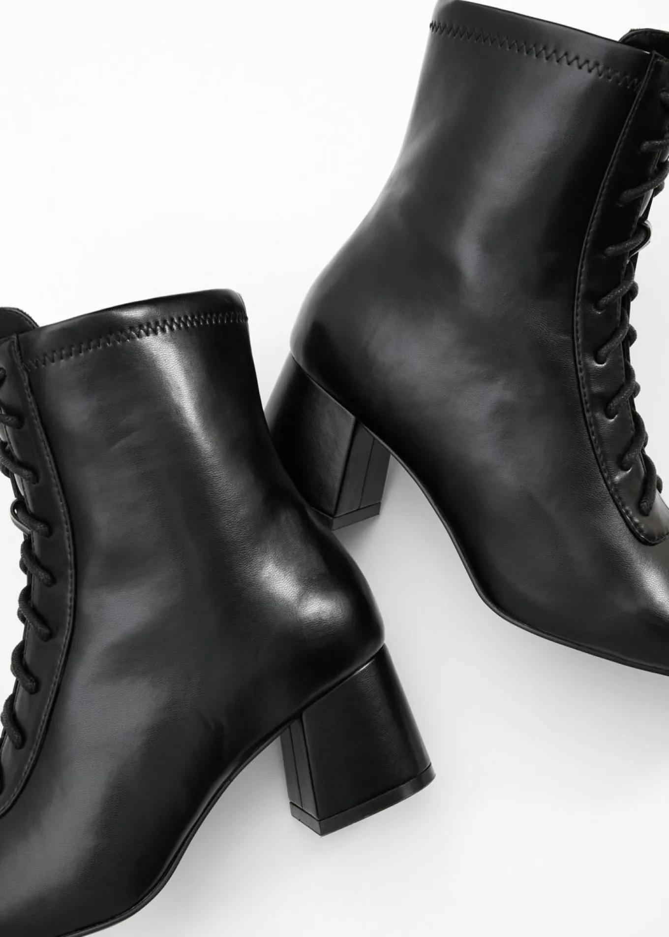 Botines con cordones y tacón ancho