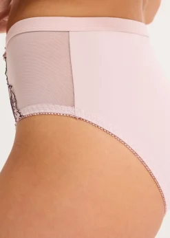 Braga con bordado delicado