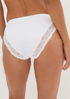 Braguita con encaje suave