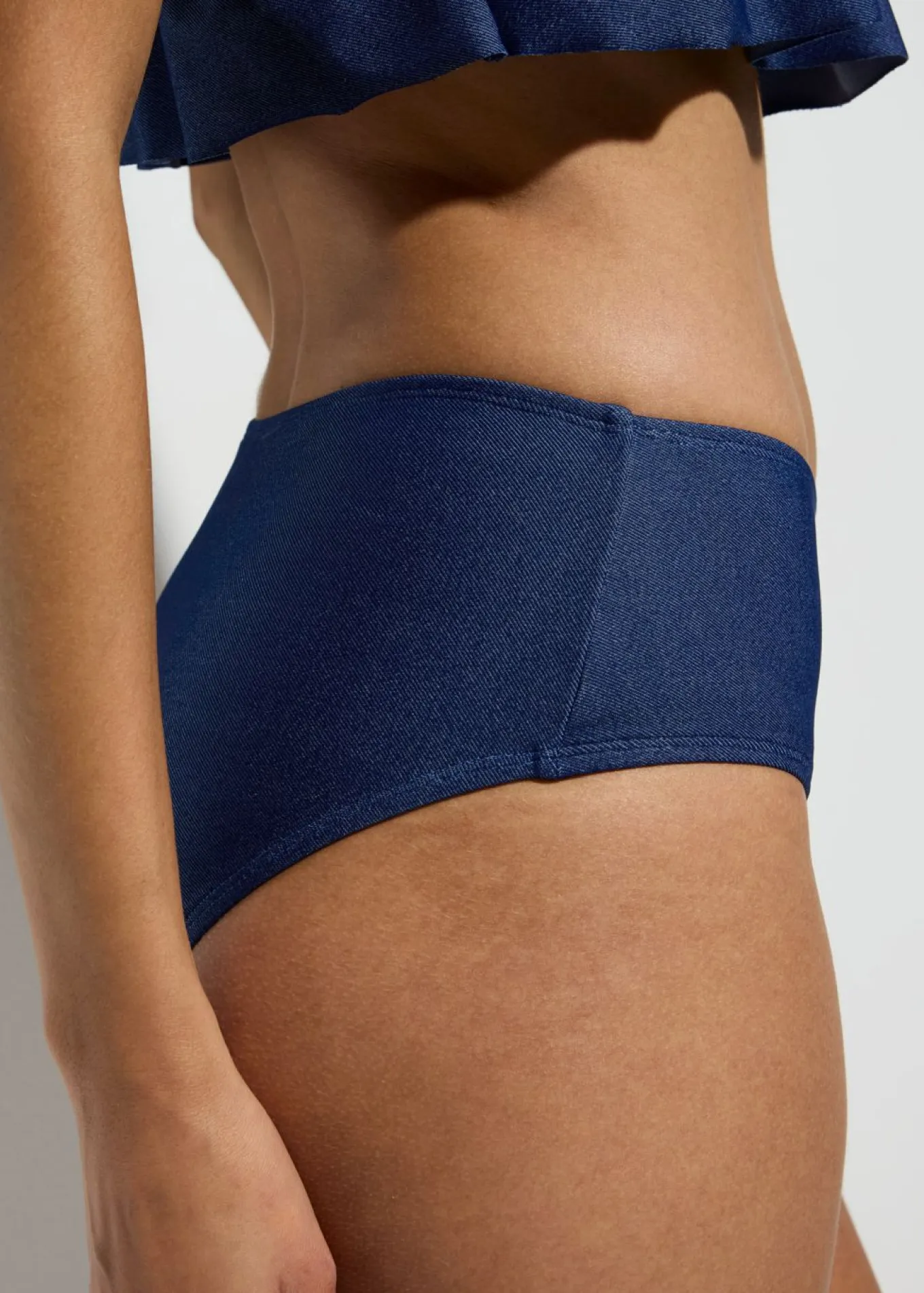 Braguita de bikini con aspecto vaquero