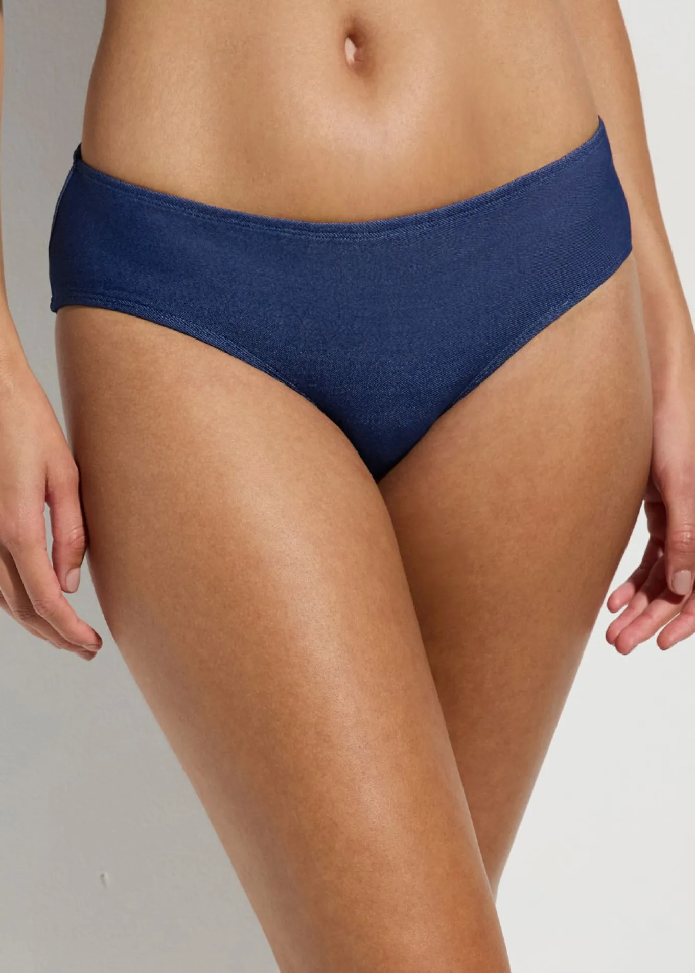 Braguita de bikini con aspecto vaquero