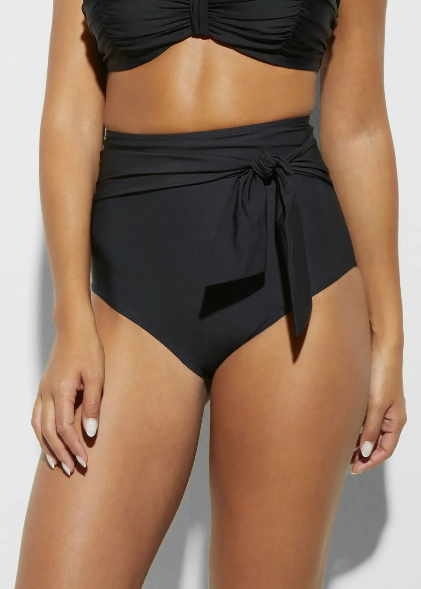 Braguita de bikini highwaist con gran efecto moldeador y cordón