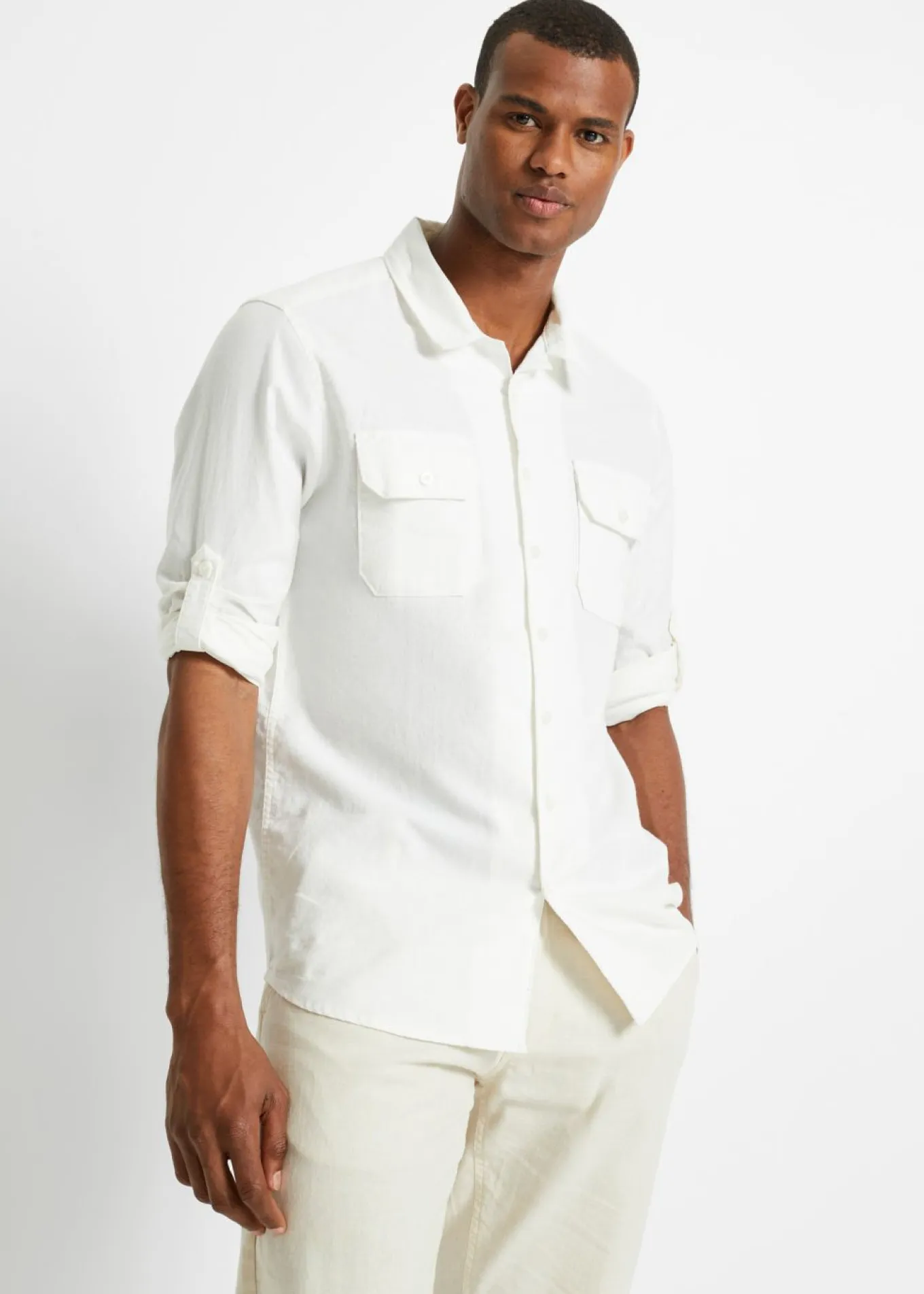 Camisa de lino con manga larga y mangas enrolladas