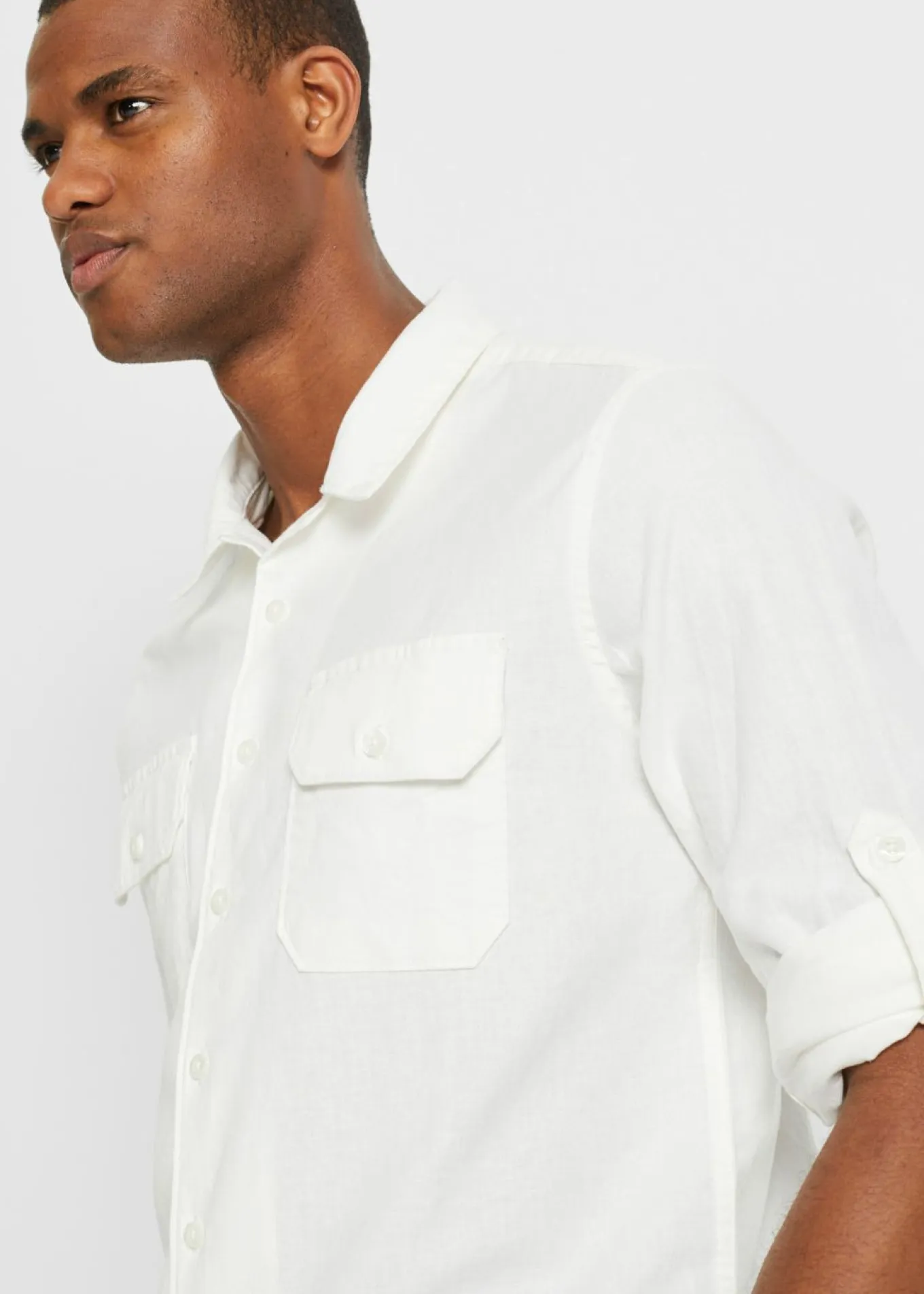 Camisa de lino con manga larga y mangas enrolladas