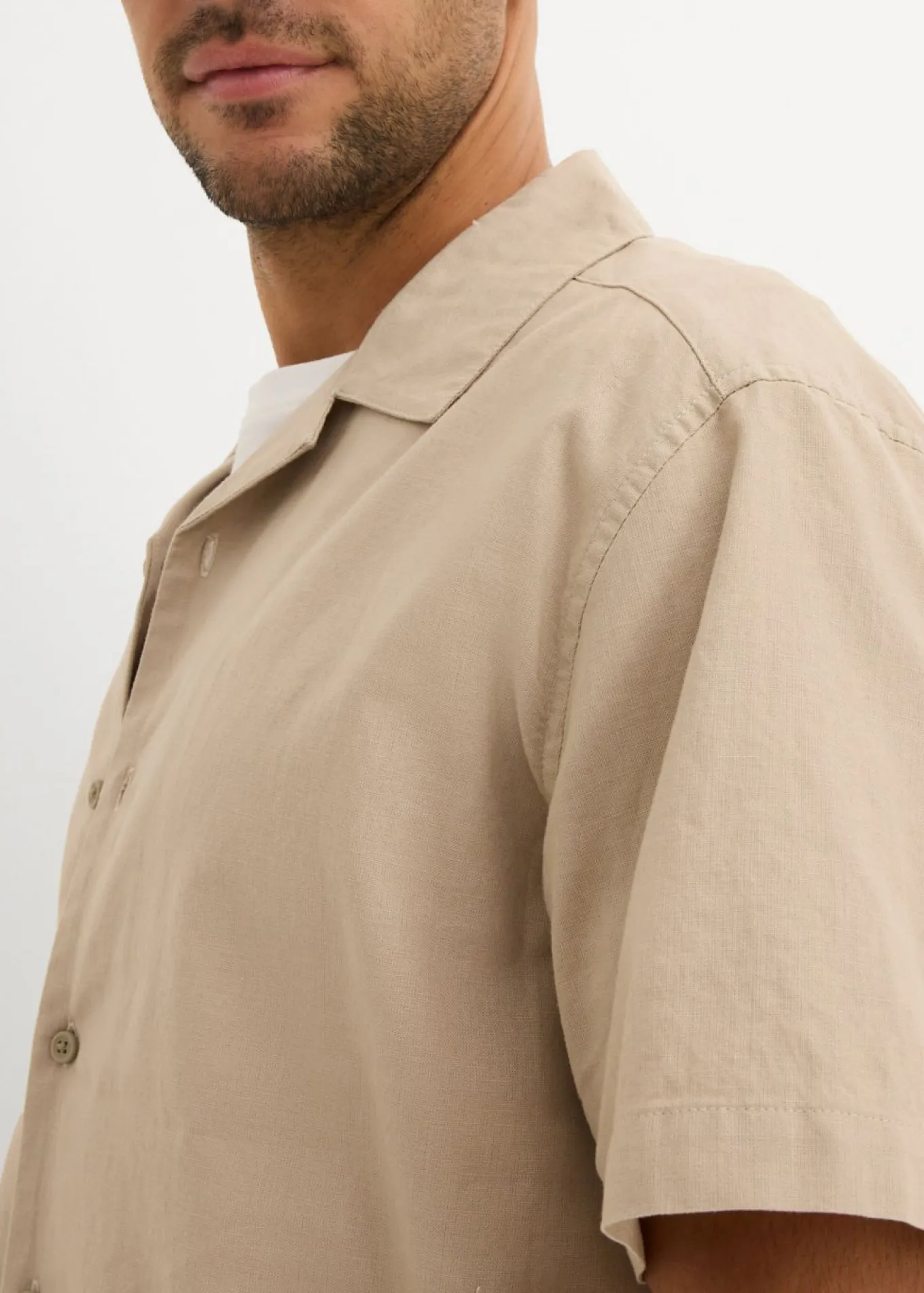 Camisa de manga corta y corte holgado con lino
