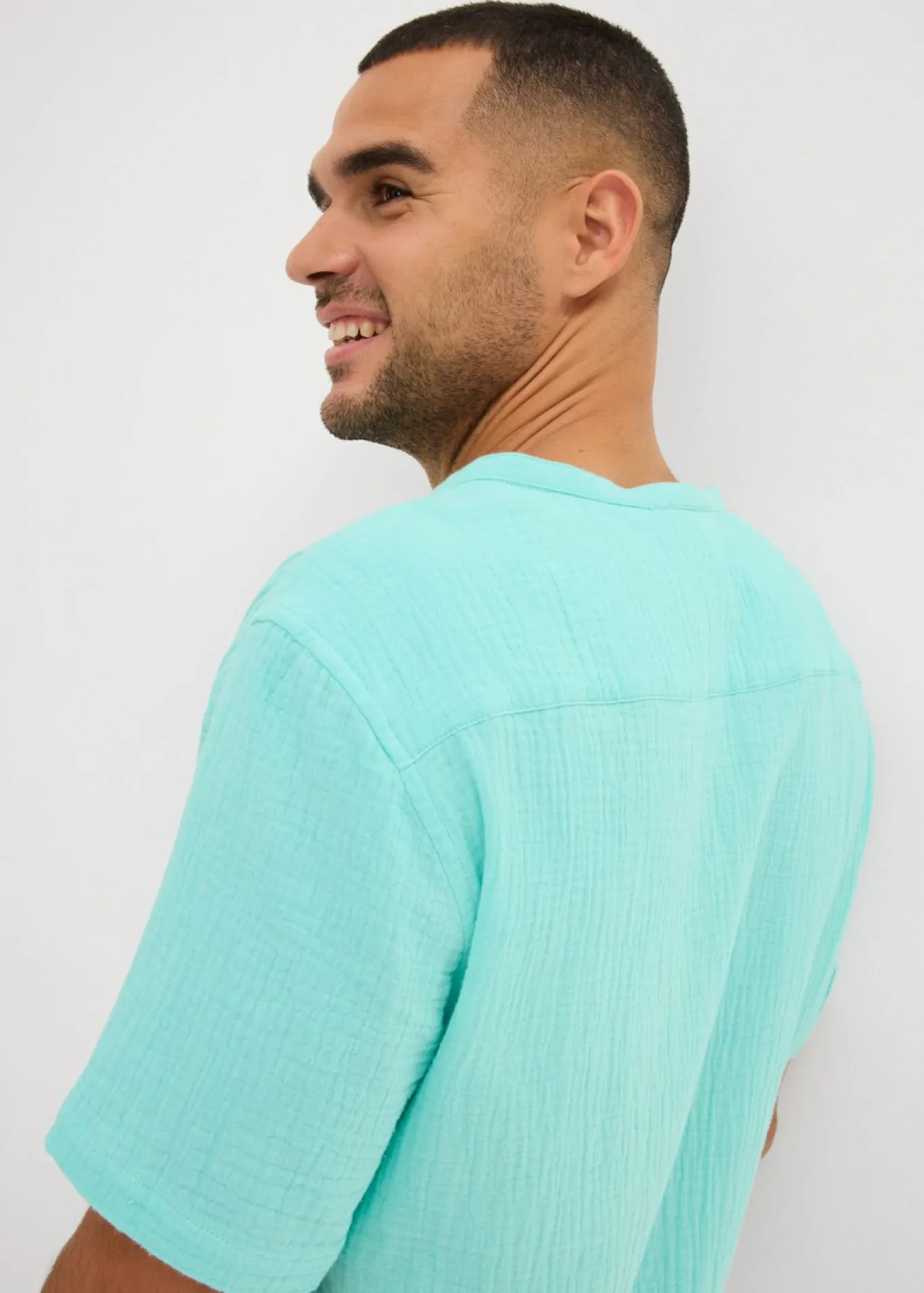 Camisa de muselina ligera con manga corta