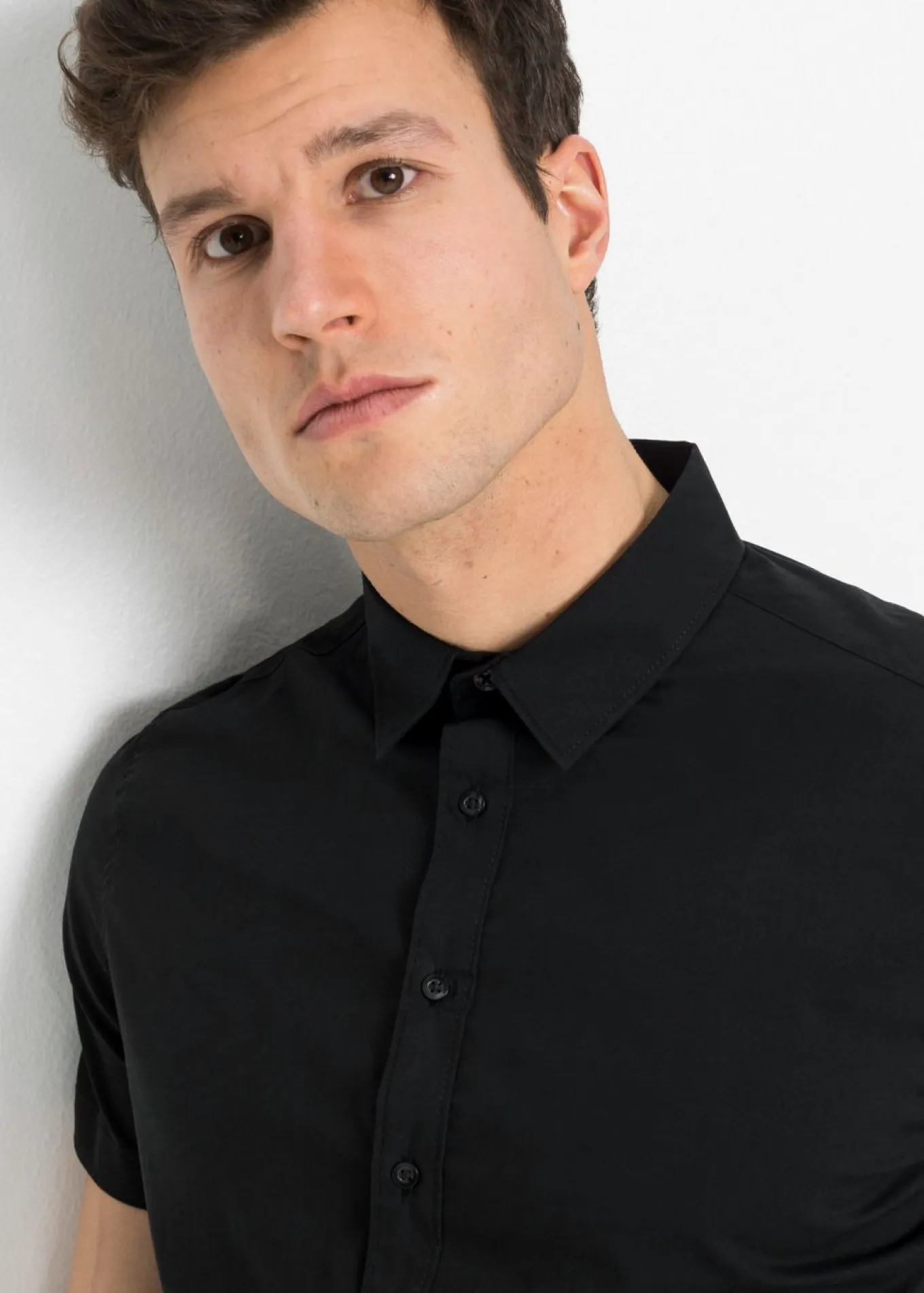 Camisa elástica de manga corta y corte slim