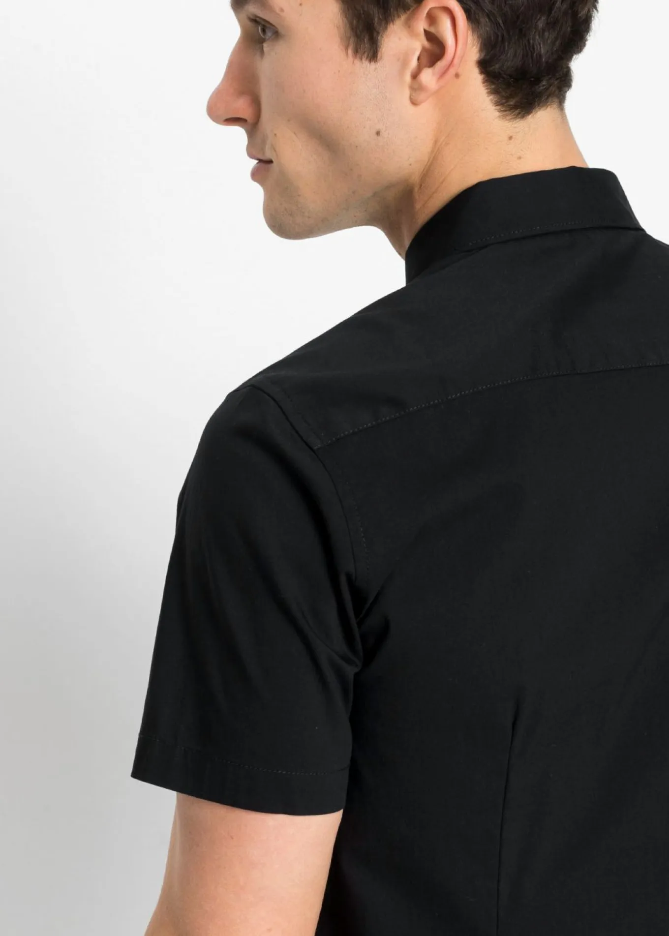 Camisa elástica de manga corta y corte slim