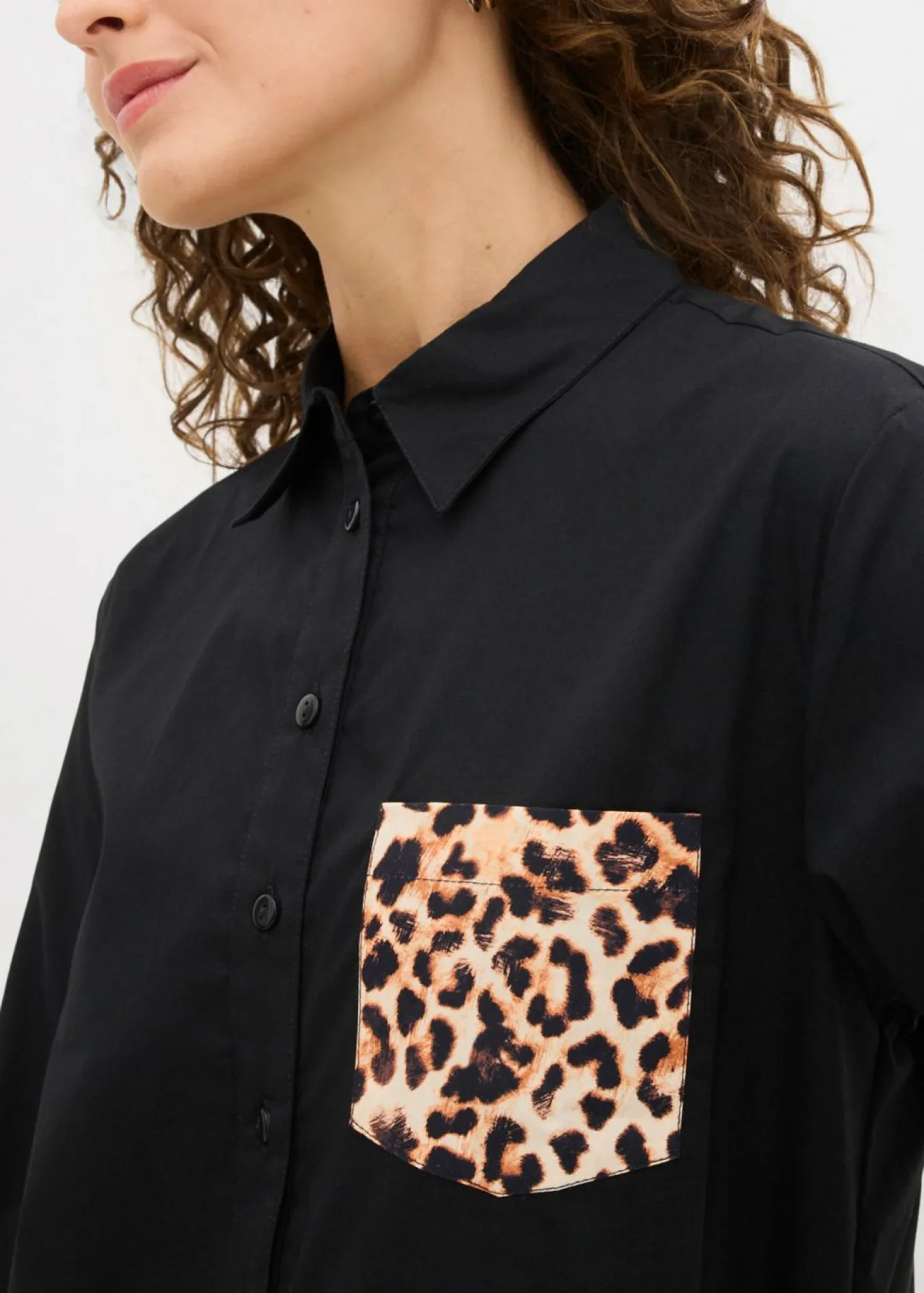Camisa oversize con bolsillo en contraste