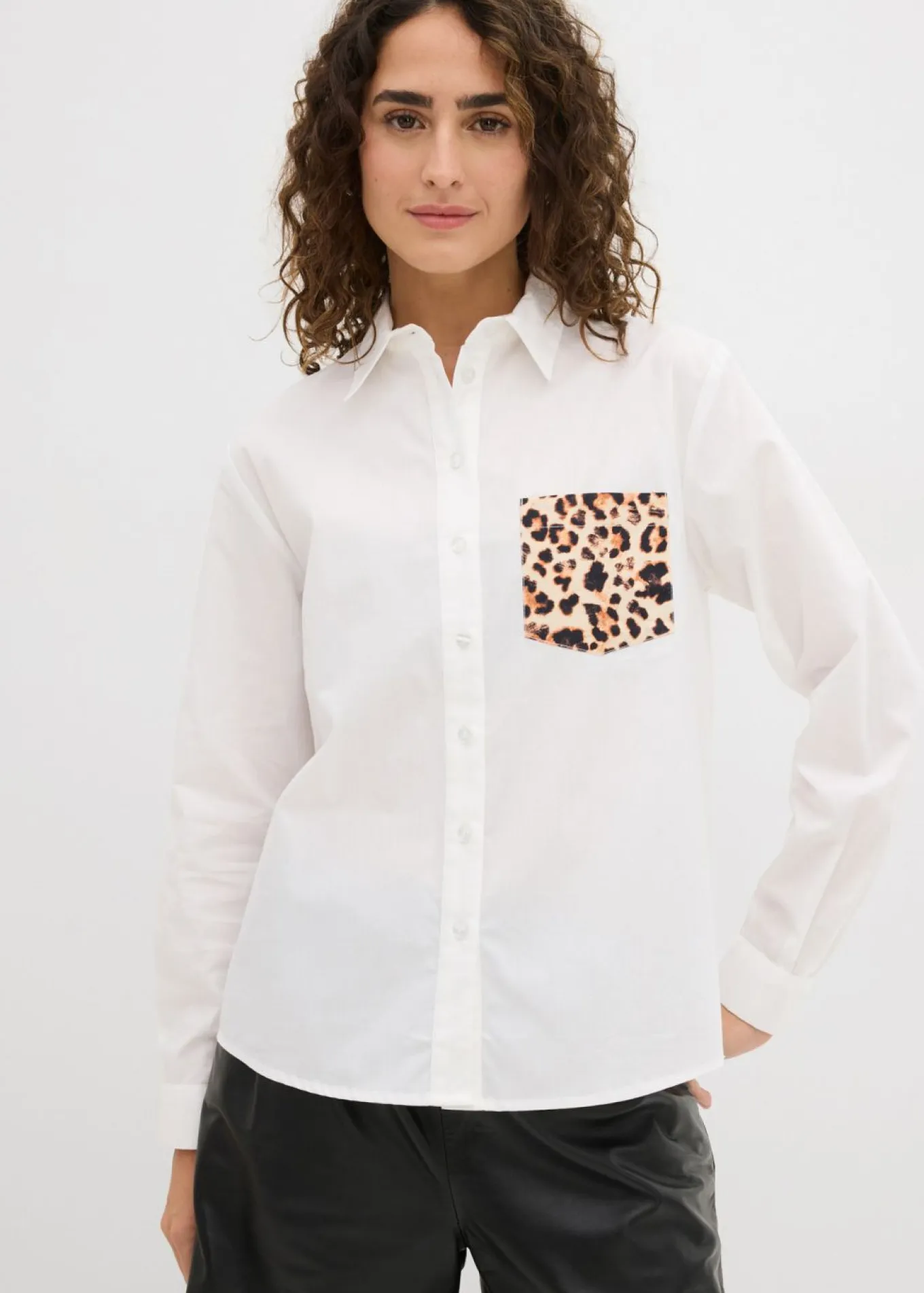 Camisa oversize con bolsillo en contraste