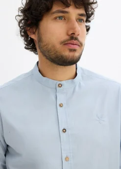 Camisa tradicional con mangas arremangadas