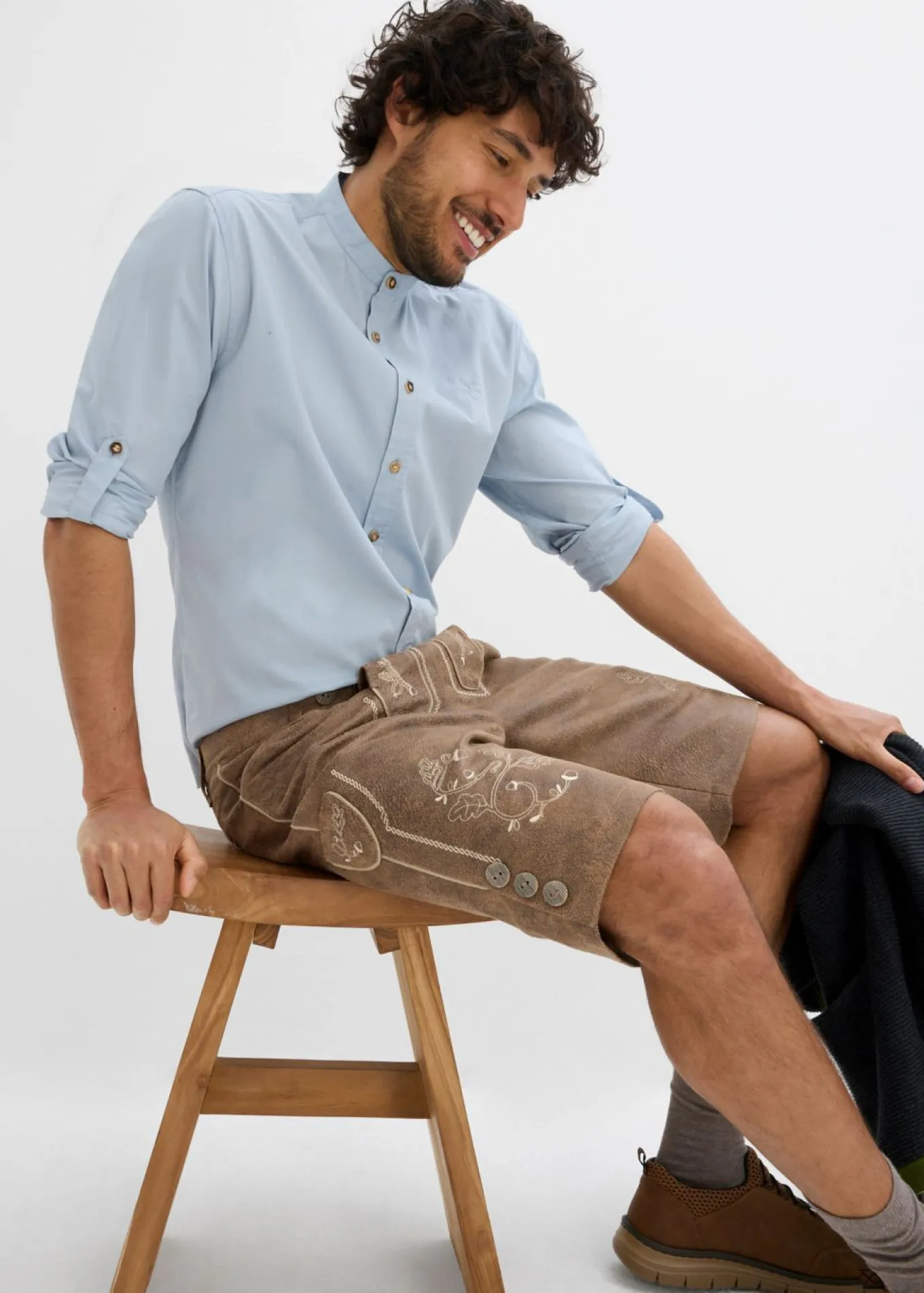 Camisa tradicional con mangas arremangadas