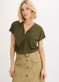 Camiseta con anillo decorativo