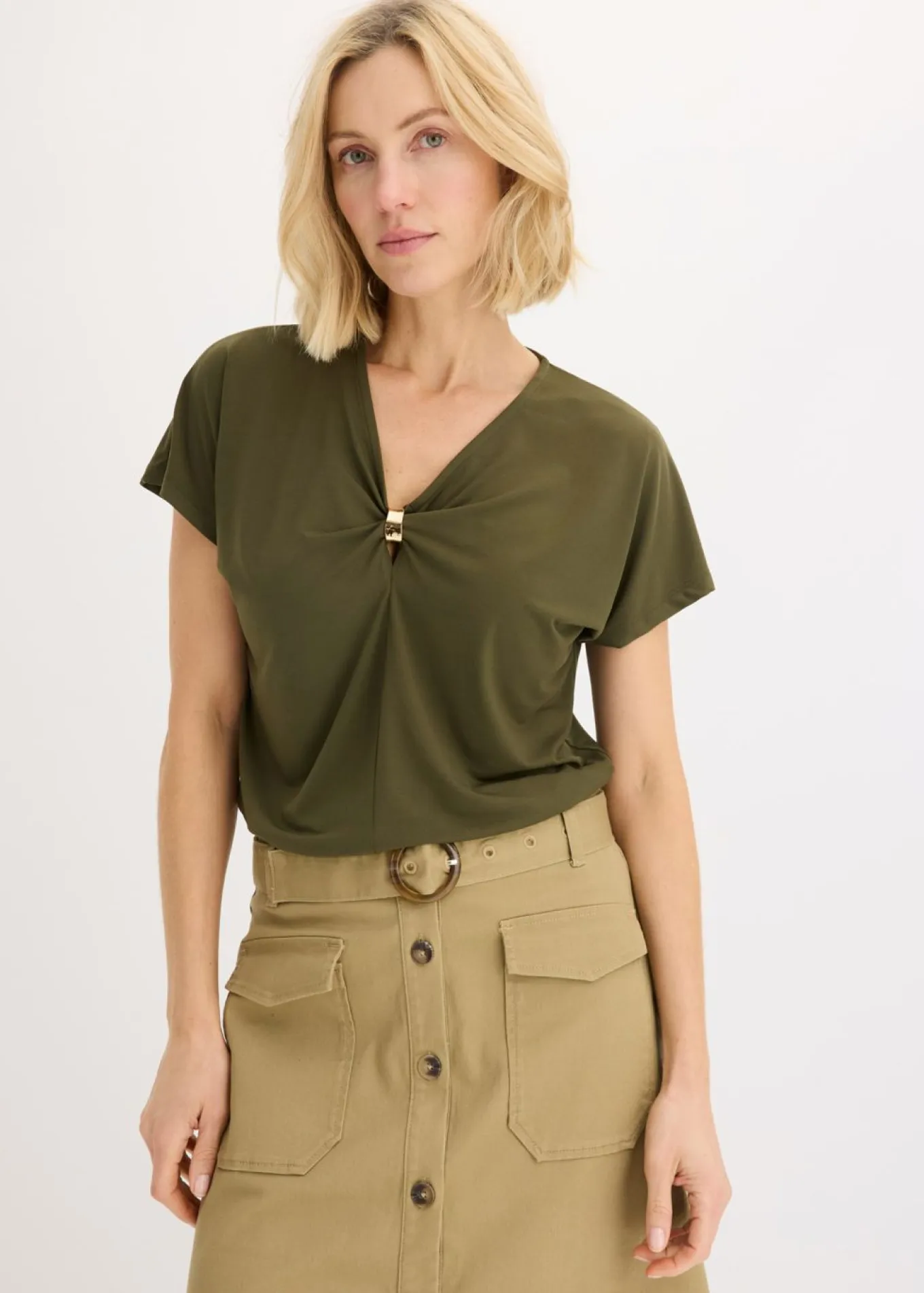 Camiseta con anillo decorativo