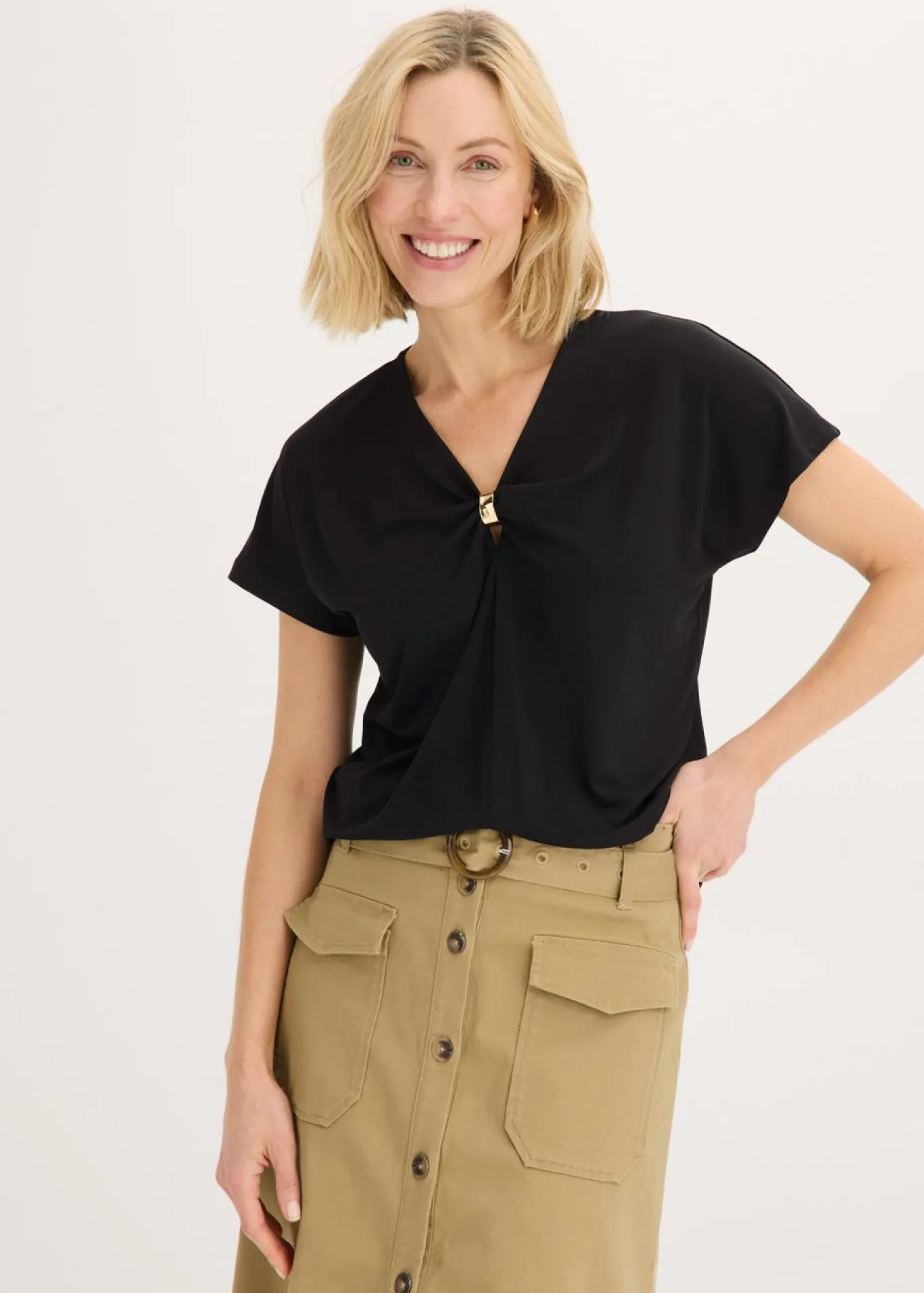 Camiseta con anillo decorativo