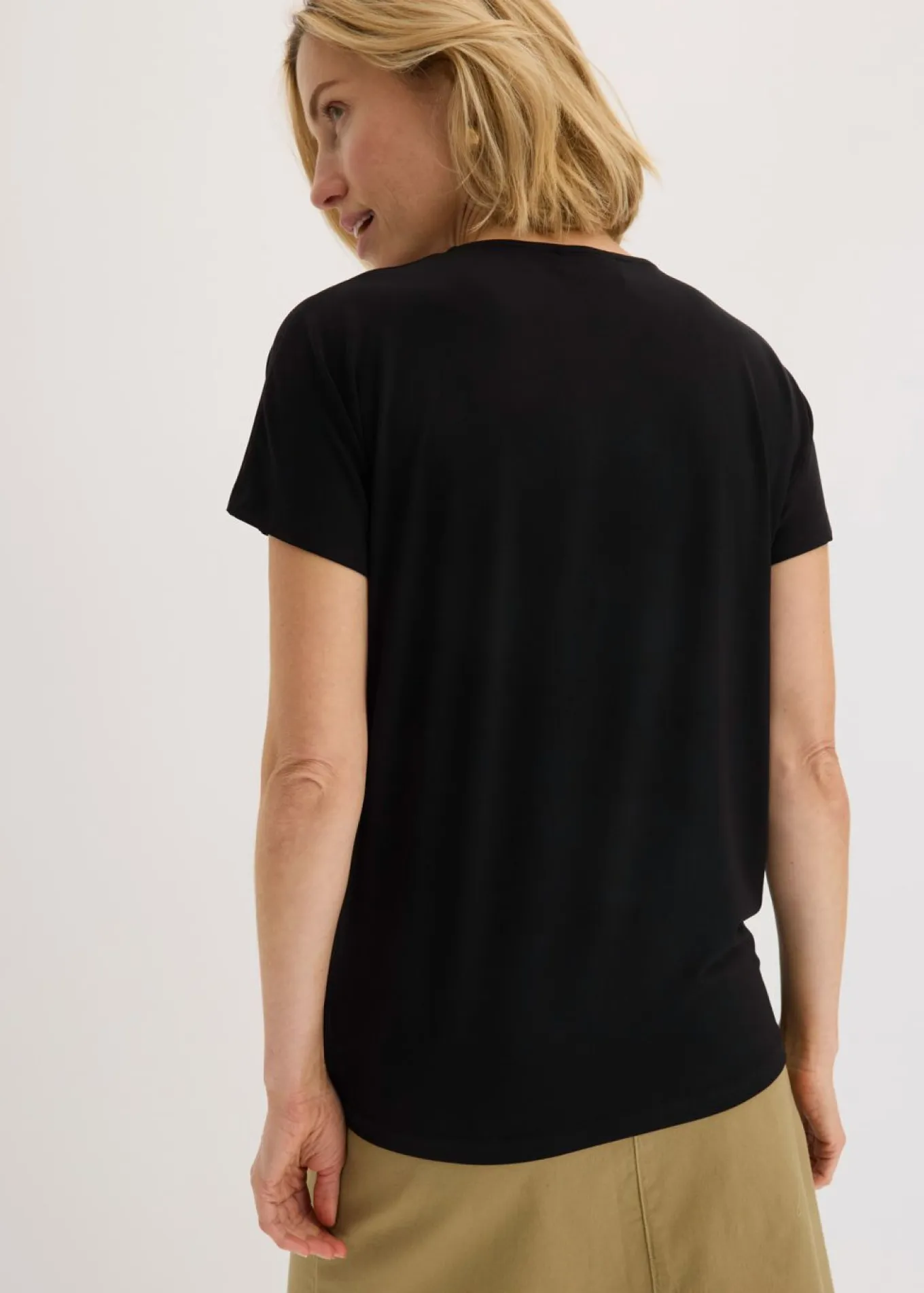 Camiseta con anillo decorativo