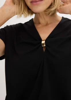 Camiseta con anillo decorativo