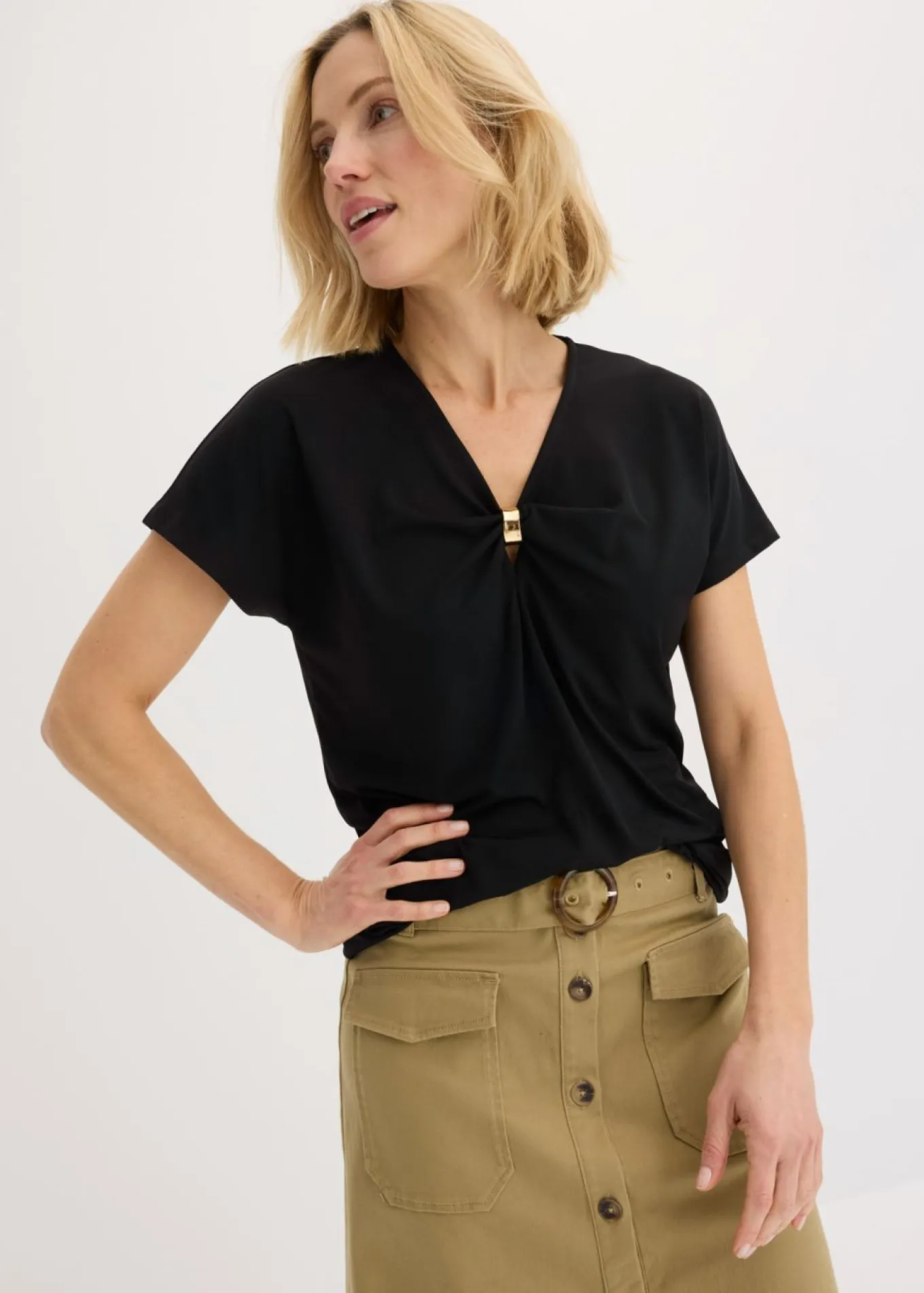 Camiseta con anillo decorativo
