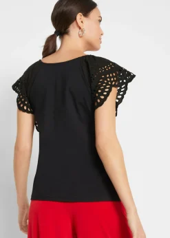 Camiseta con bordado calado
