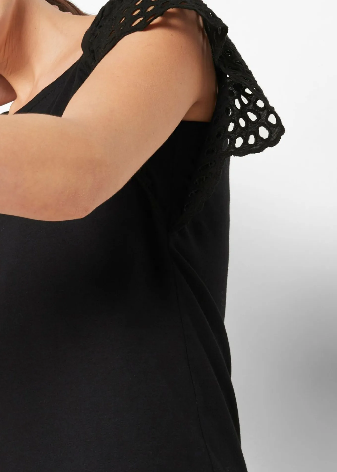 Camiseta con bordado calado