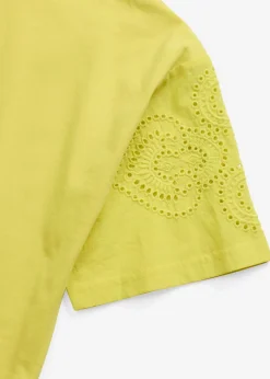 Camiseta con bordado calado