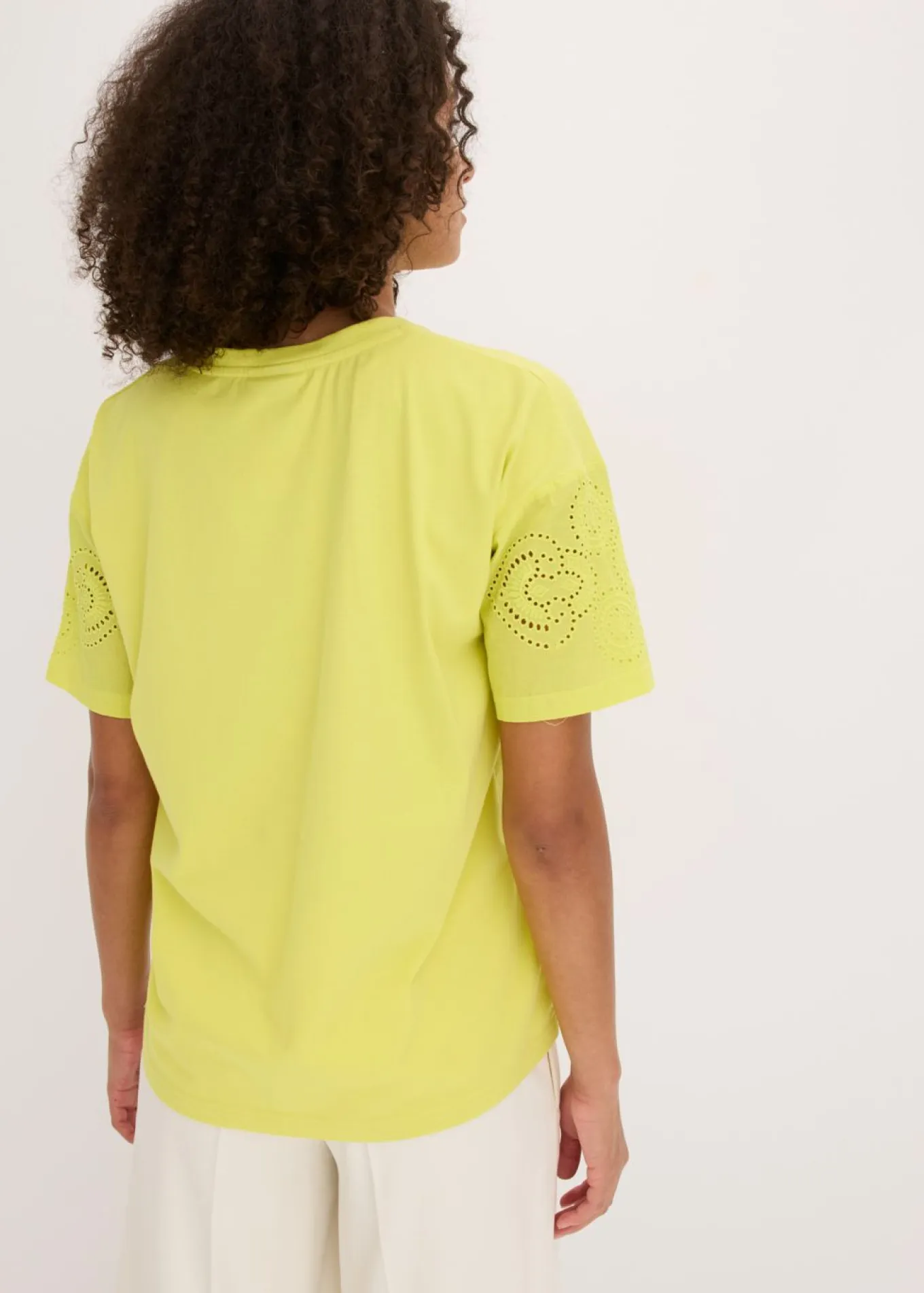 Camiseta con bordado calado