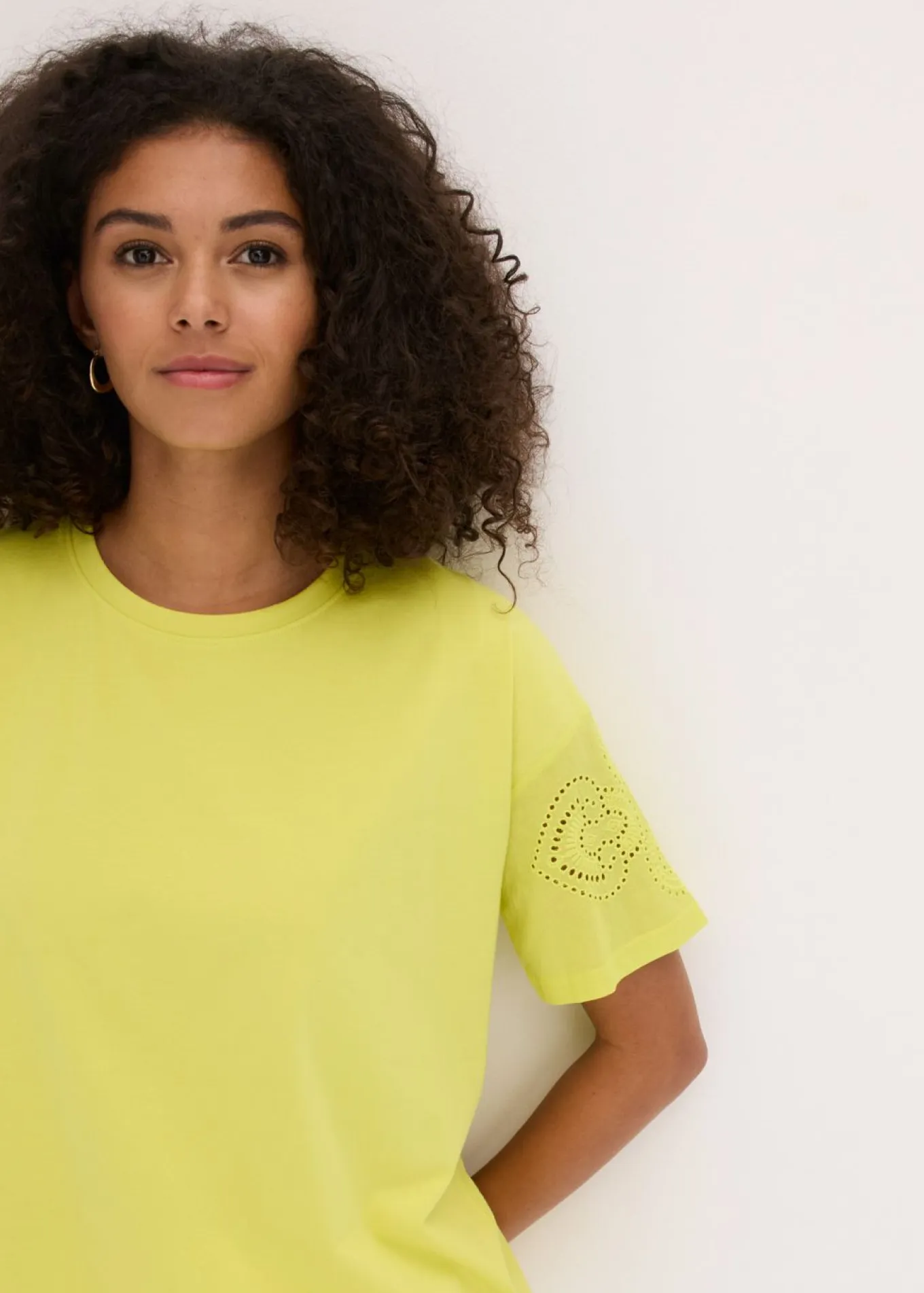 Camiseta con bordado calado