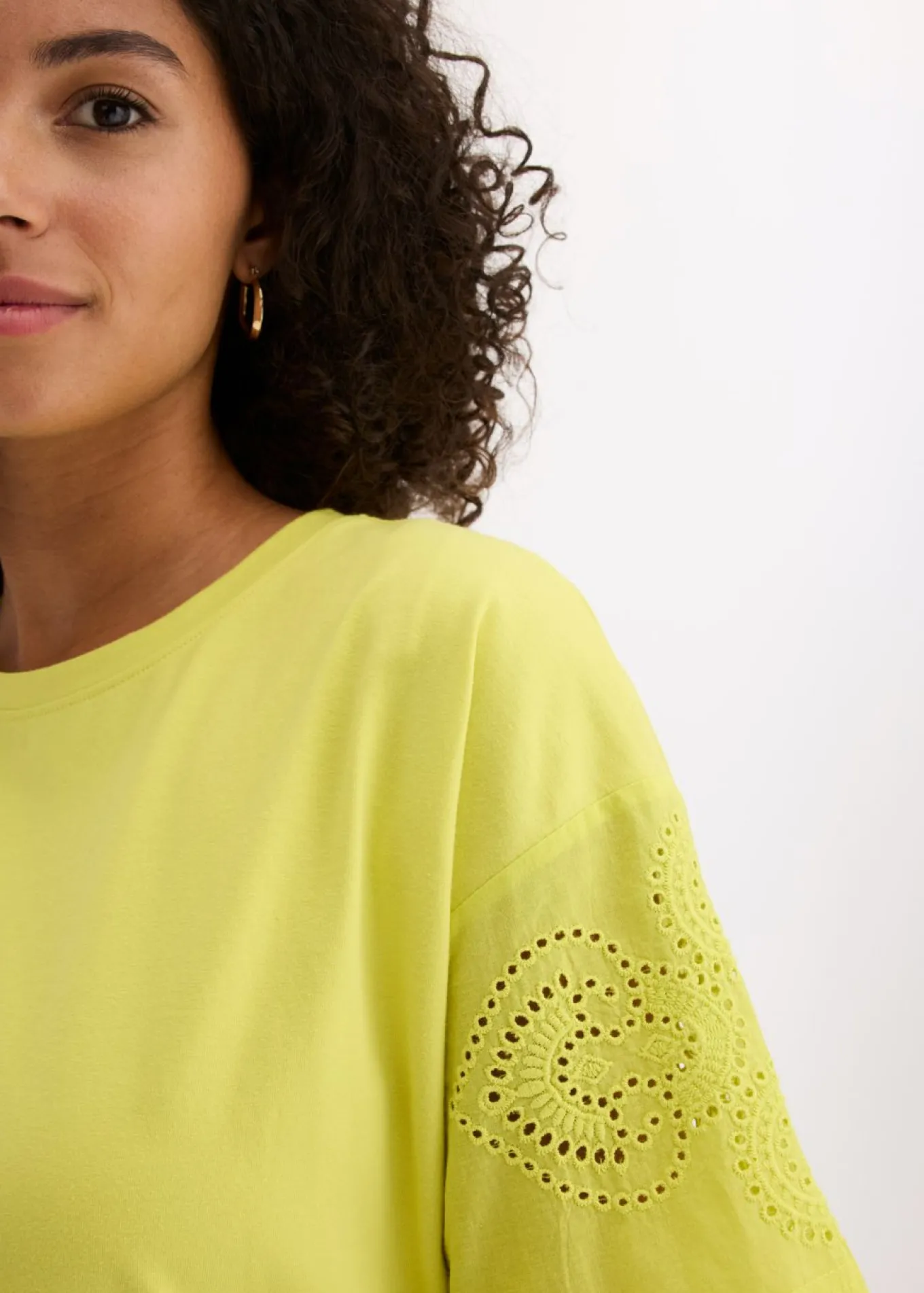 Camiseta con bordado calado