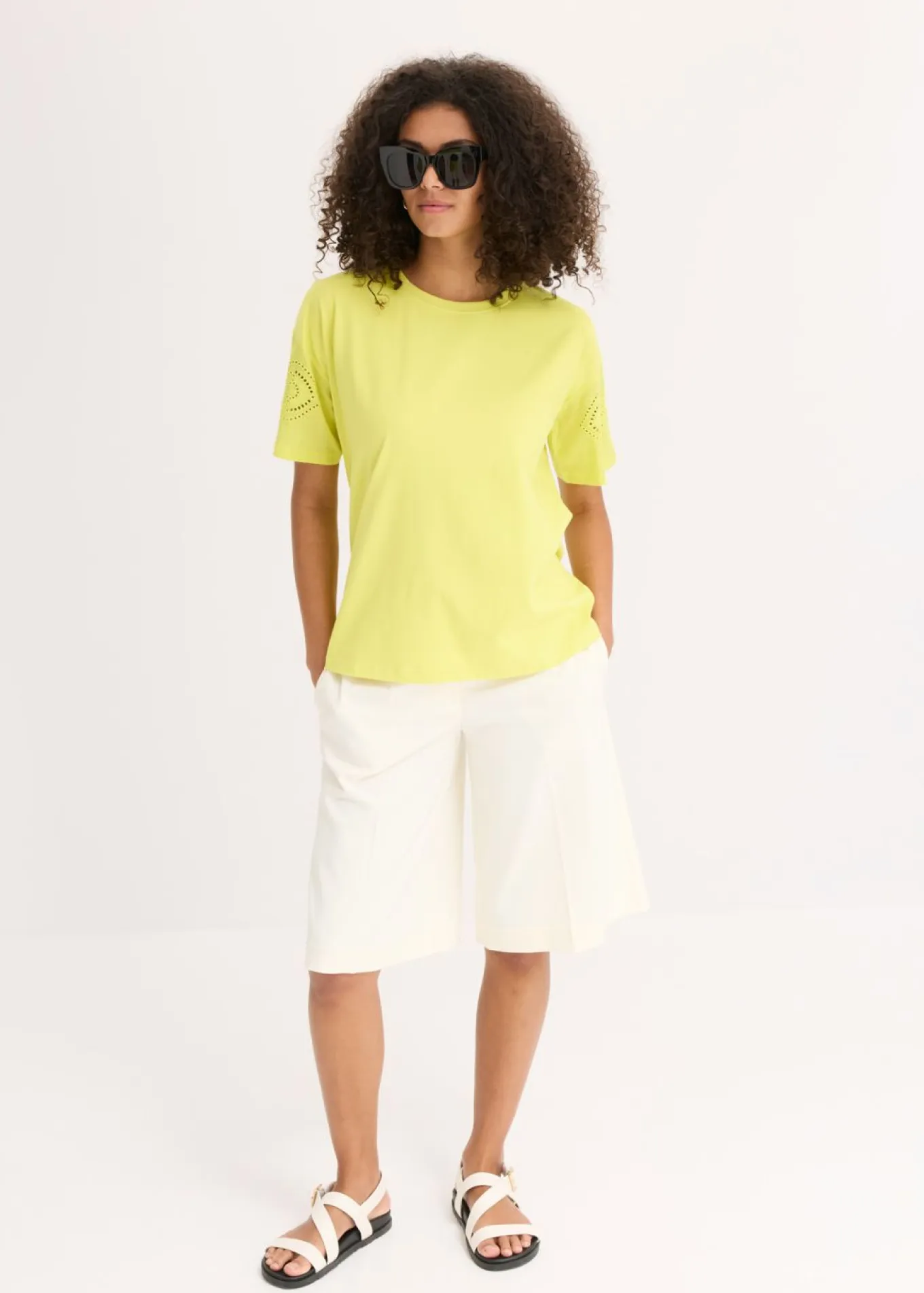 Camiseta con bordado calado