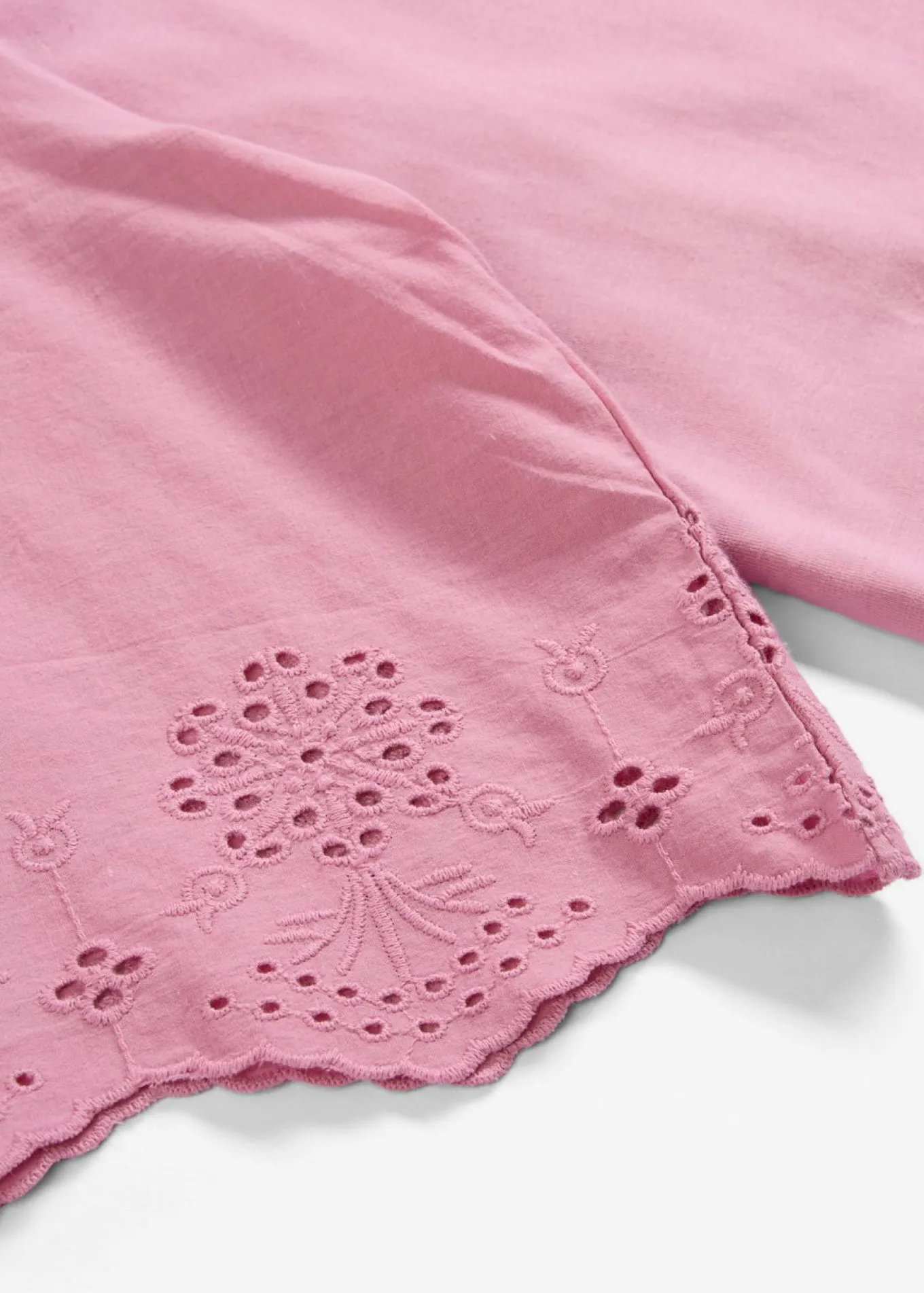 Camiseta con bordado calado