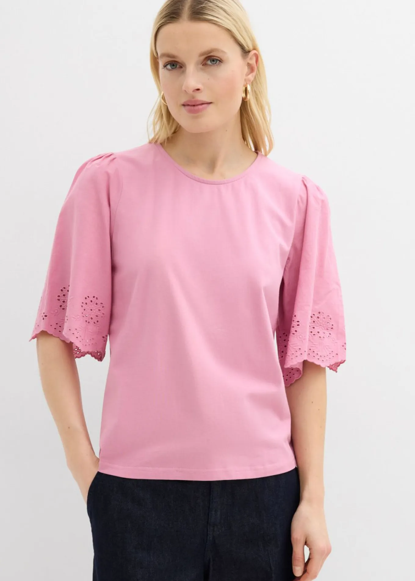 Camiseta con bordado calado
