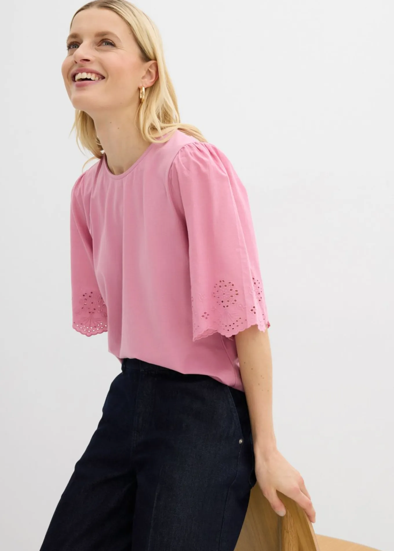 Camiseta con bordado calado