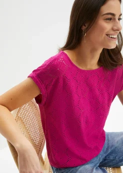 Camiseta con bordado calado