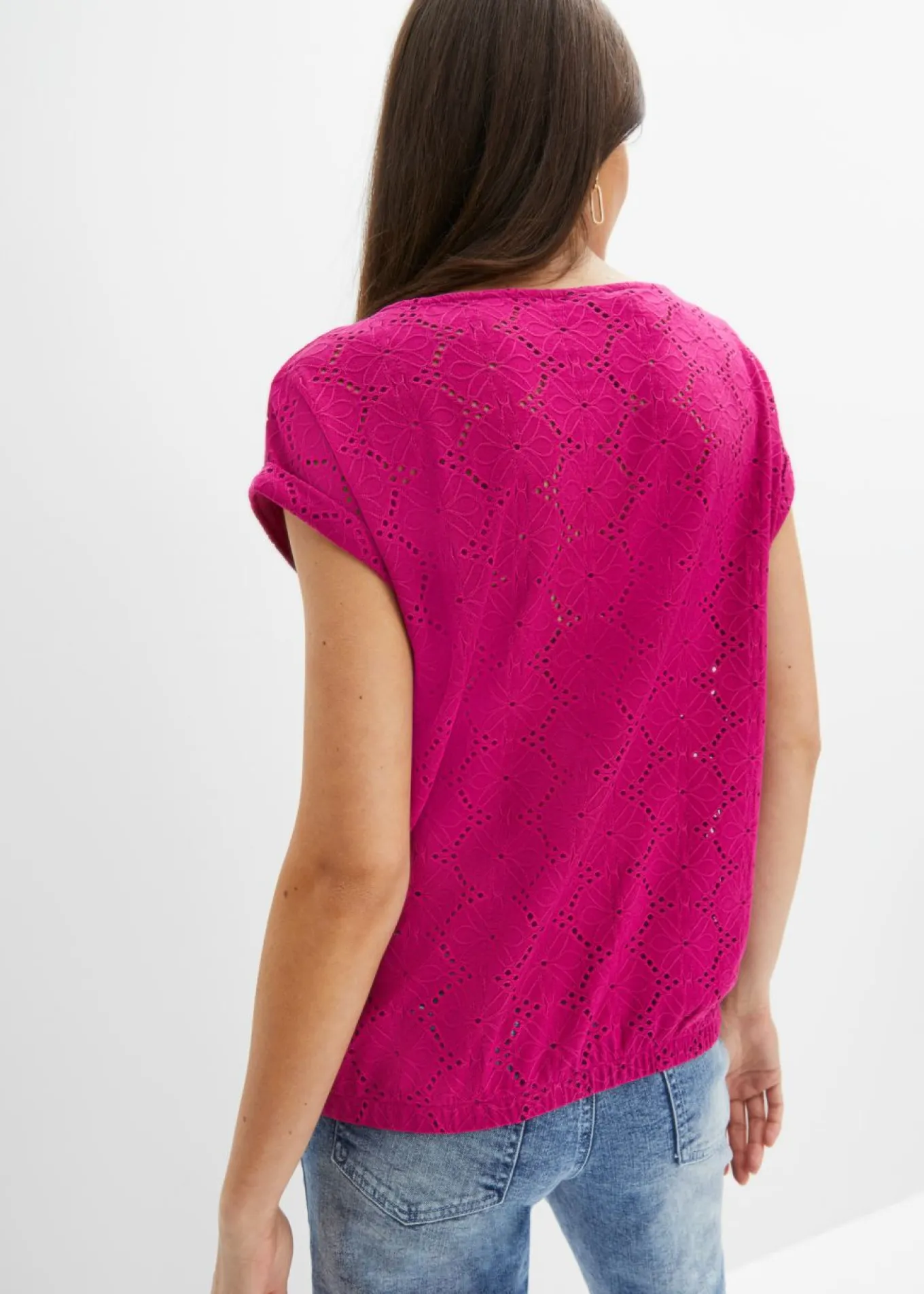 Camiseta con bordado calado