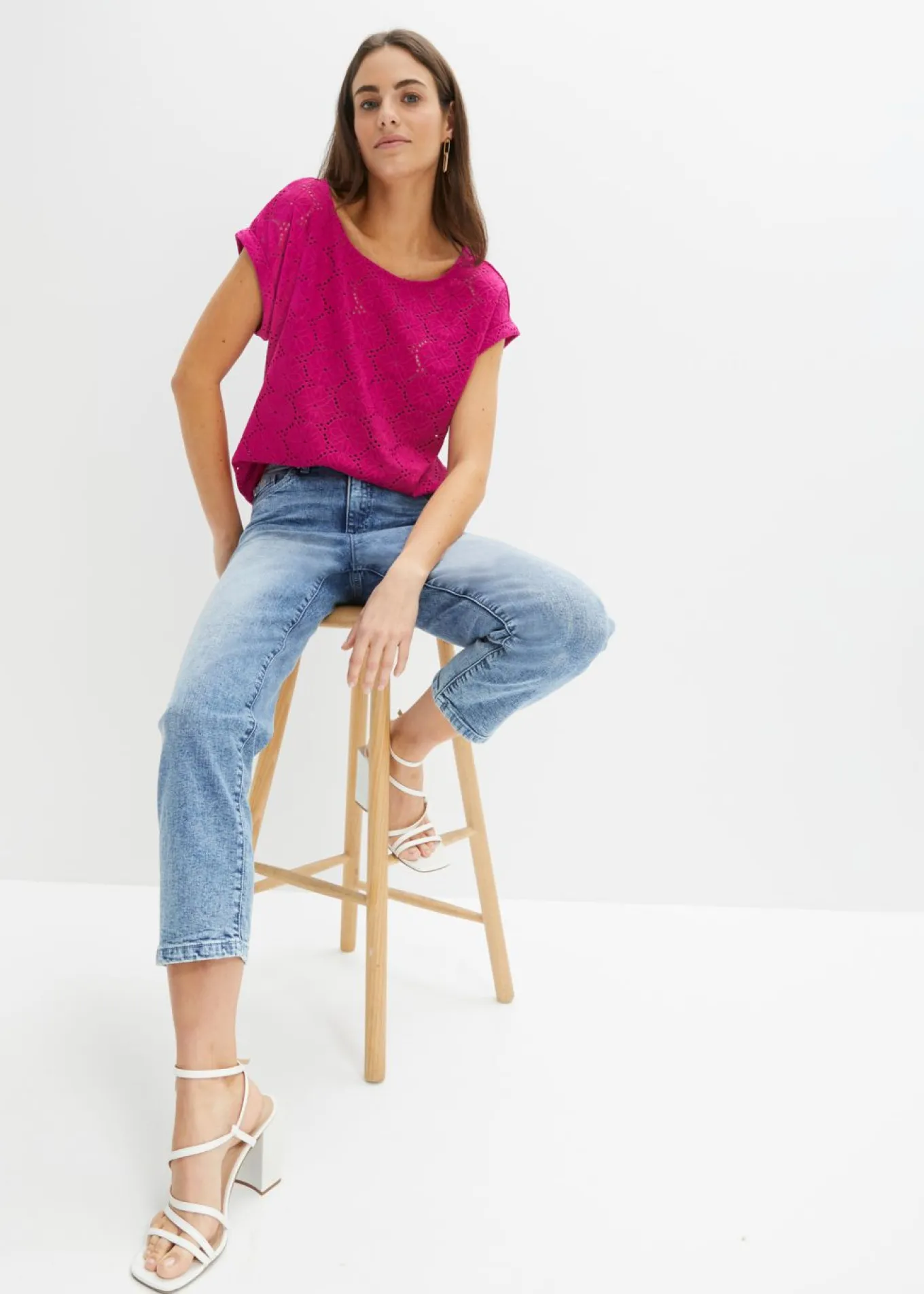 Camiseta con bordado calado
