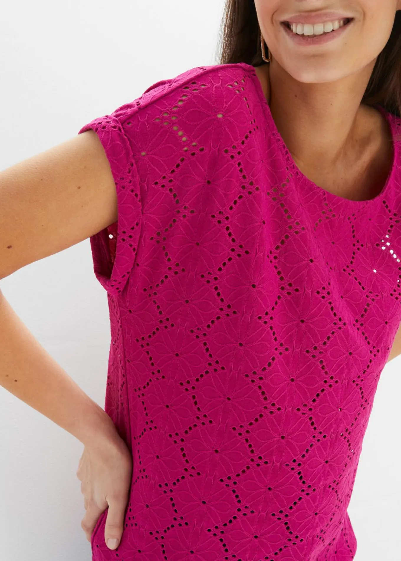 Camiseta con bordado calado