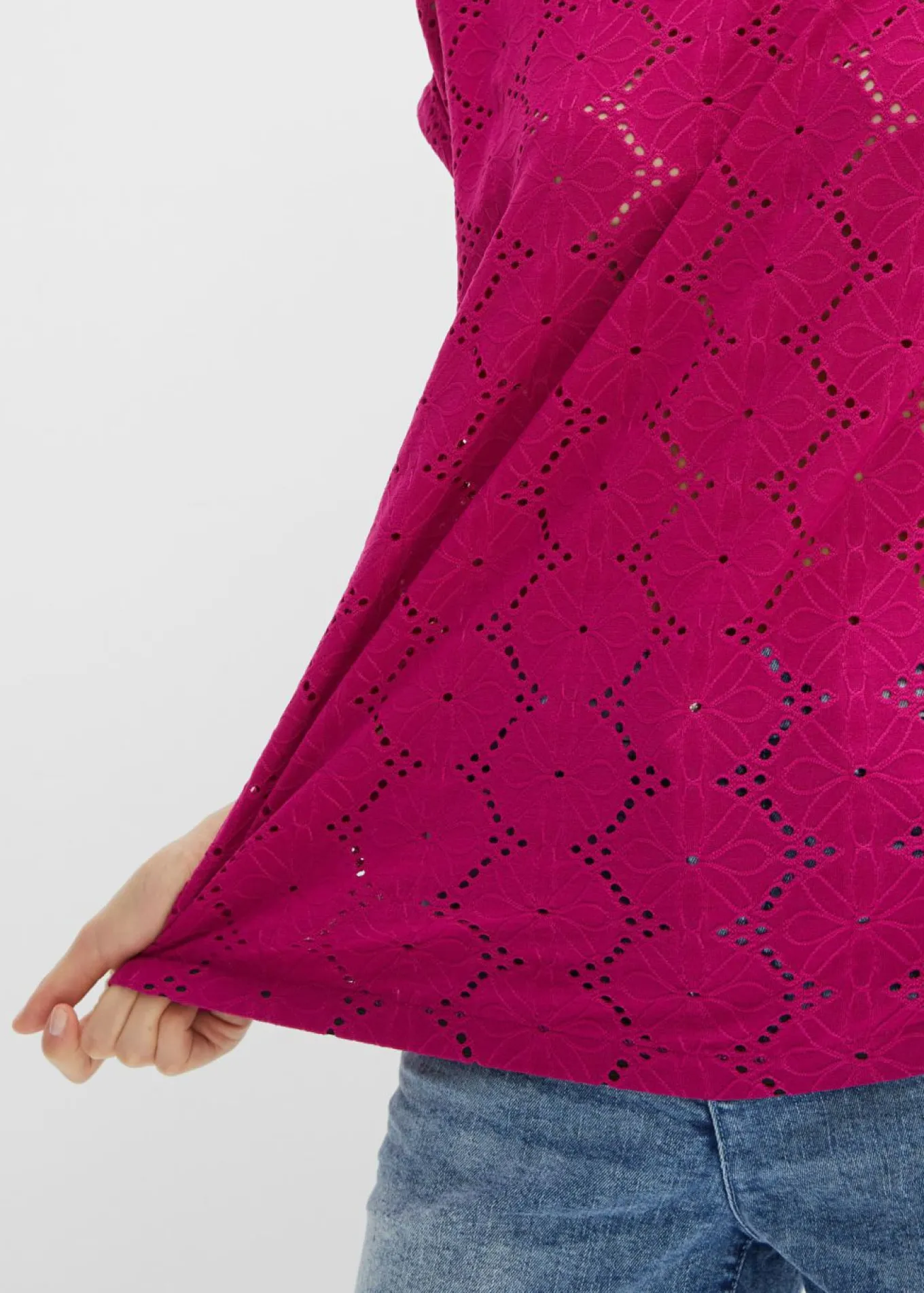 Camiseta con bordado calado