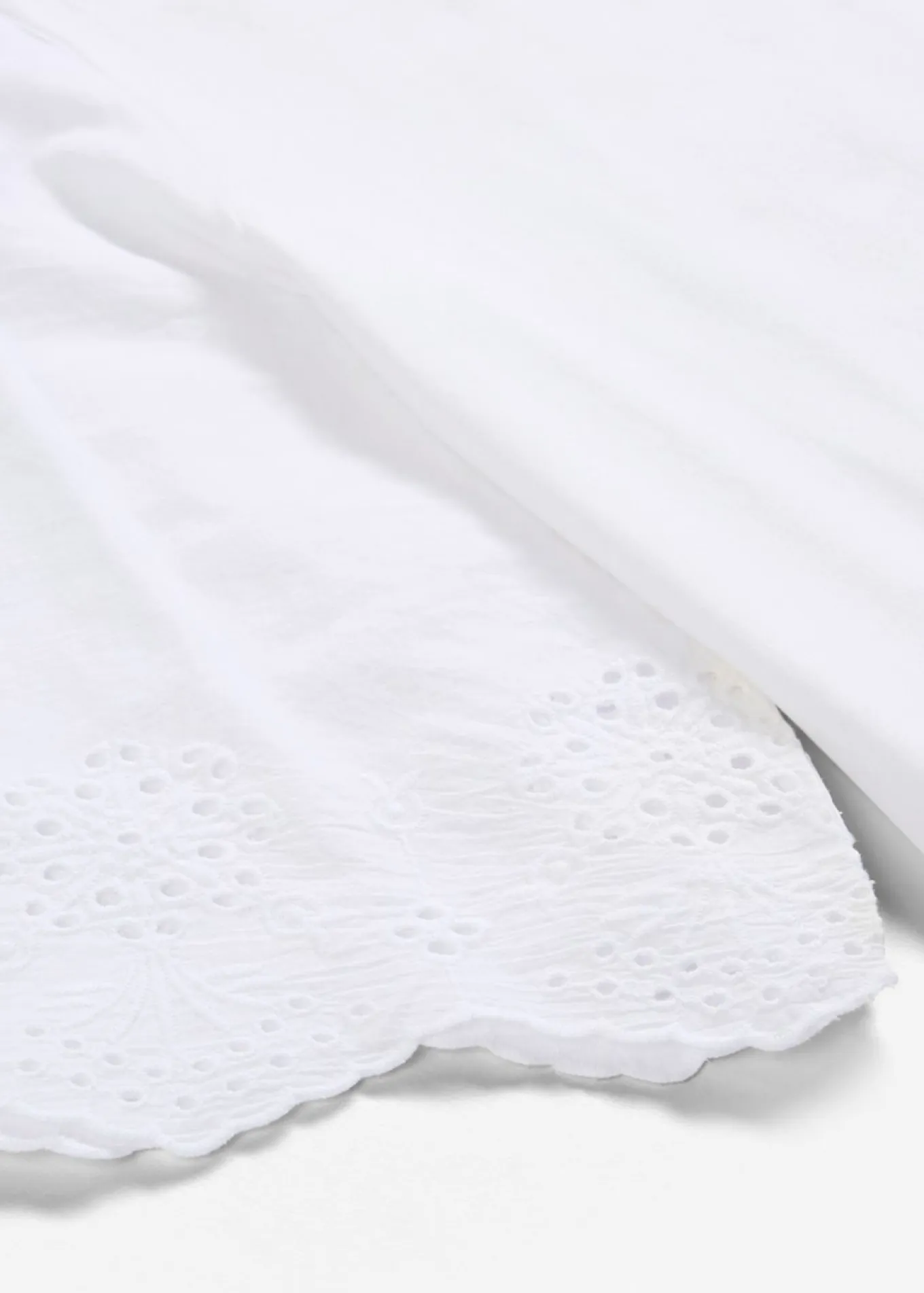 Camiseta con bordado calado