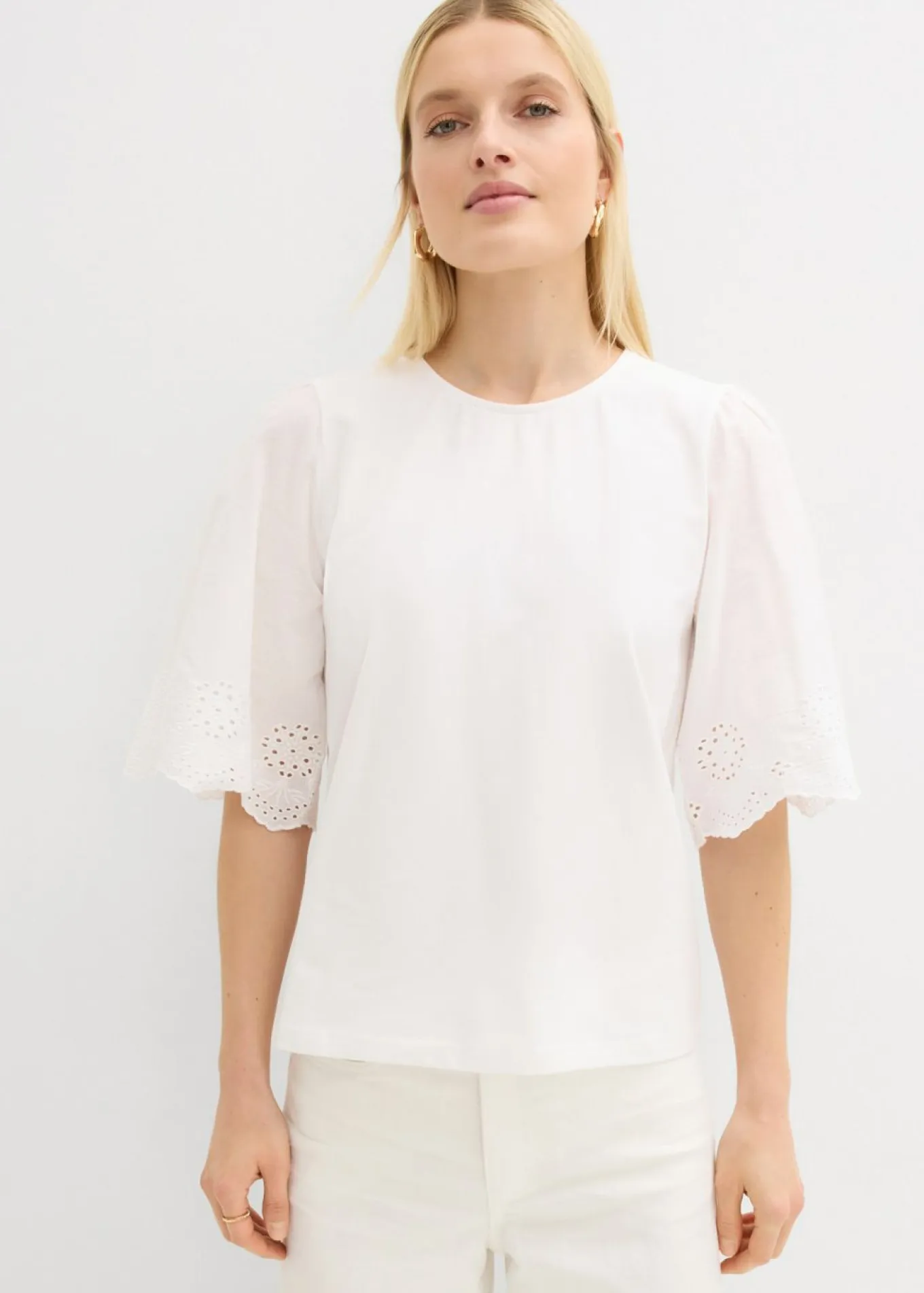Camiseta con bordado calado