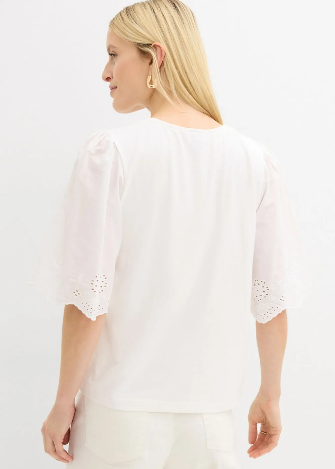Camiseta con bordado calado