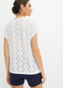 Camiseta con bordado calado