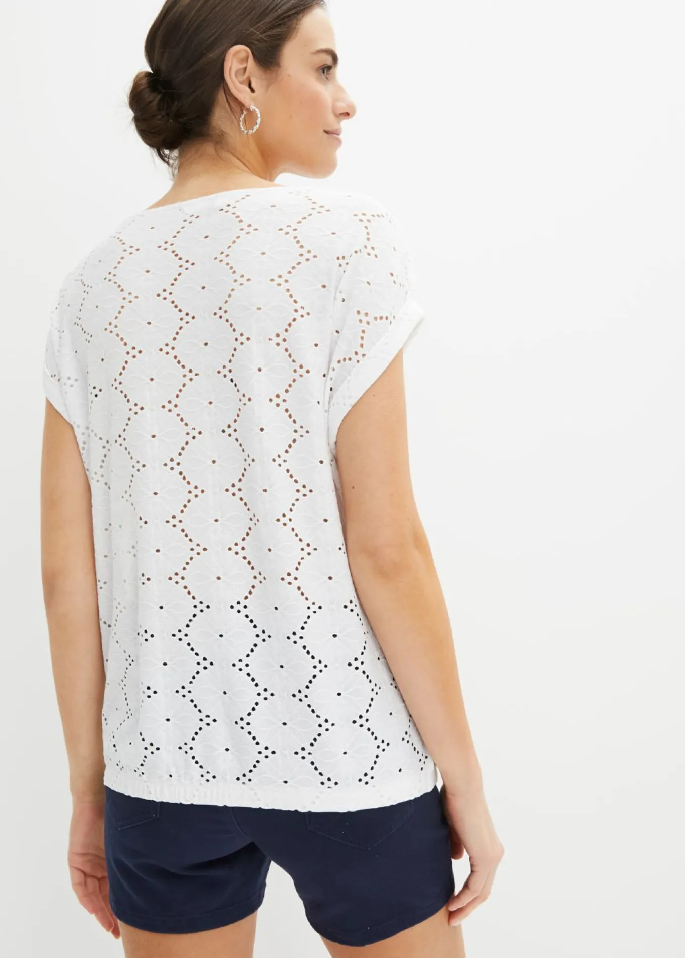 Camiseta con bordado calado