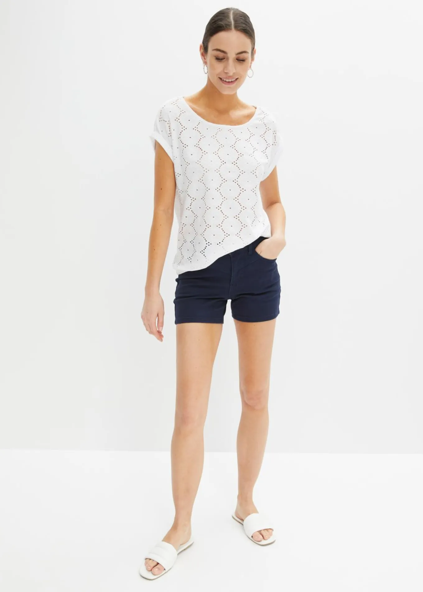Camiseta con bordado calado