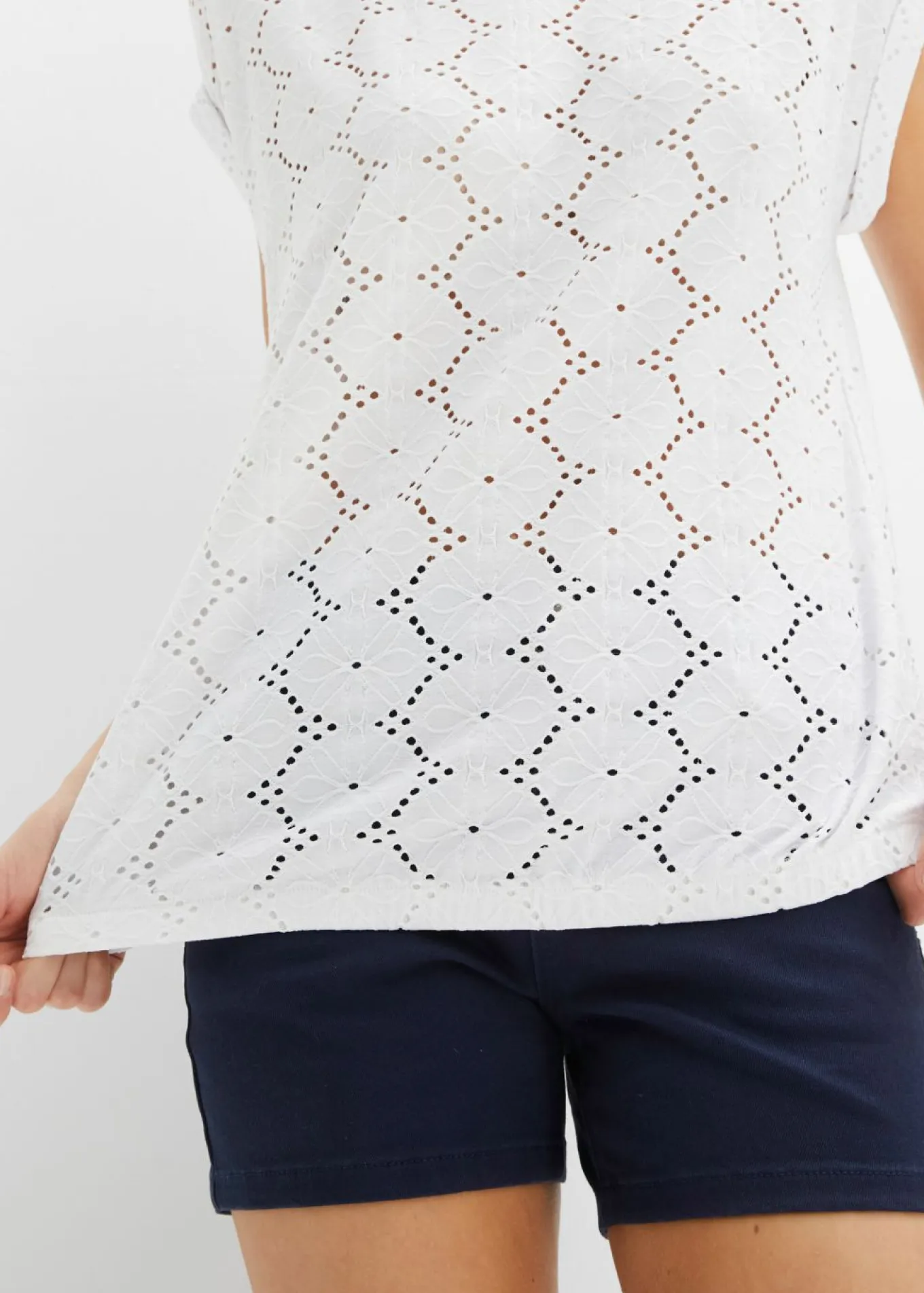 Camiseta con bordado calado