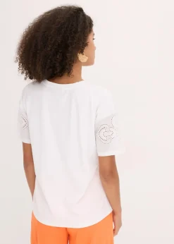 Camiseta con bordado calado