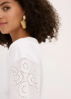 Camiseta con bordado calado