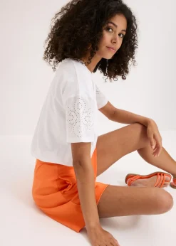 Camiseta con bordado calado