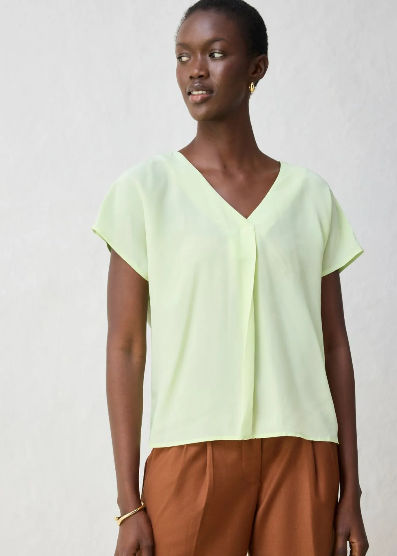 Camiseta con contenido de seda e inserto de tejido