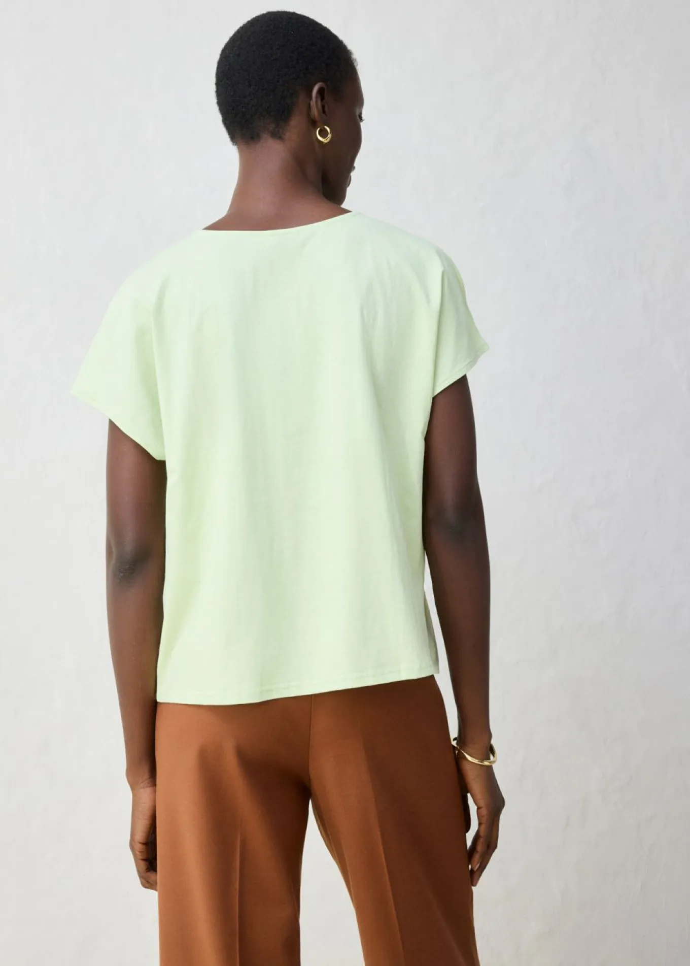 Camiseta con contenido de seda e inserto de tejido